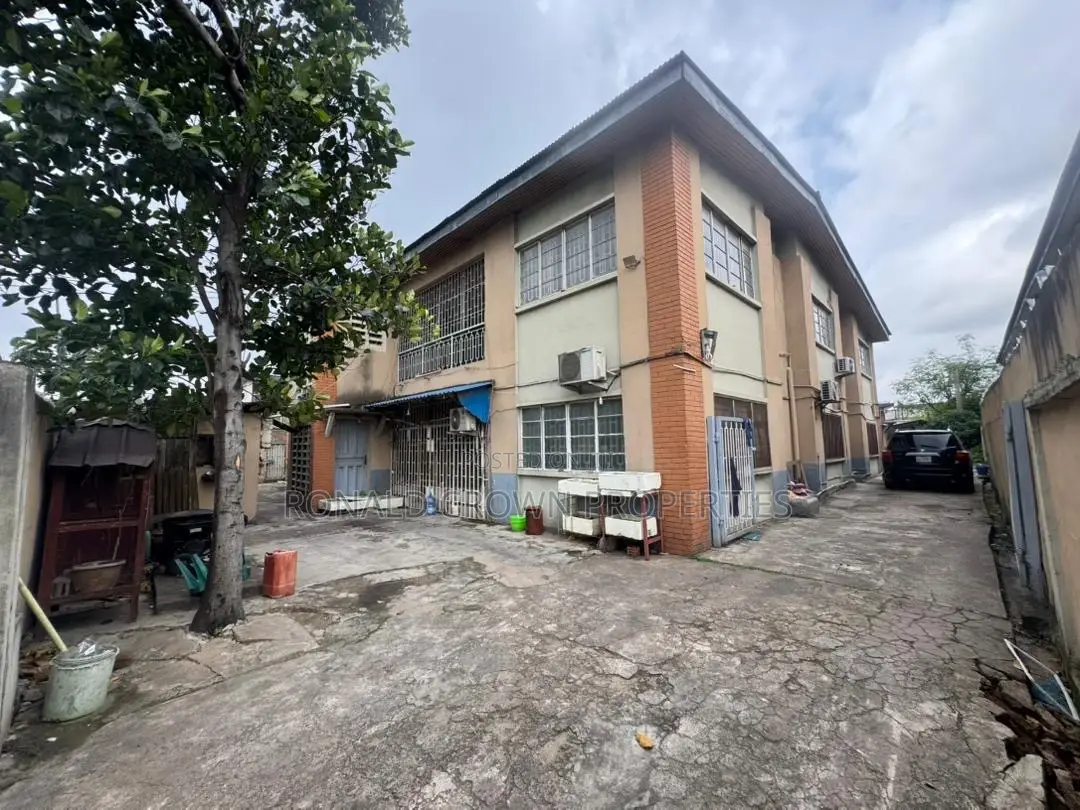 Land Measuring 934sqm With 4 Units of 3 Bedroom Apartment in Bye Pass Ilupeju