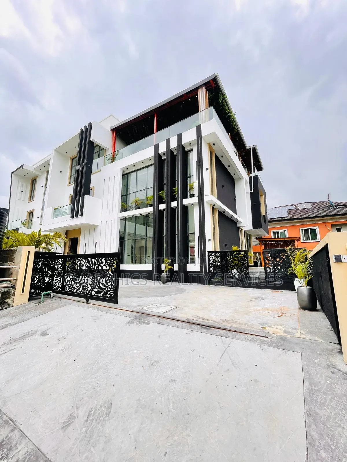6bdrm Duplex in Ikate for sale in Ikate