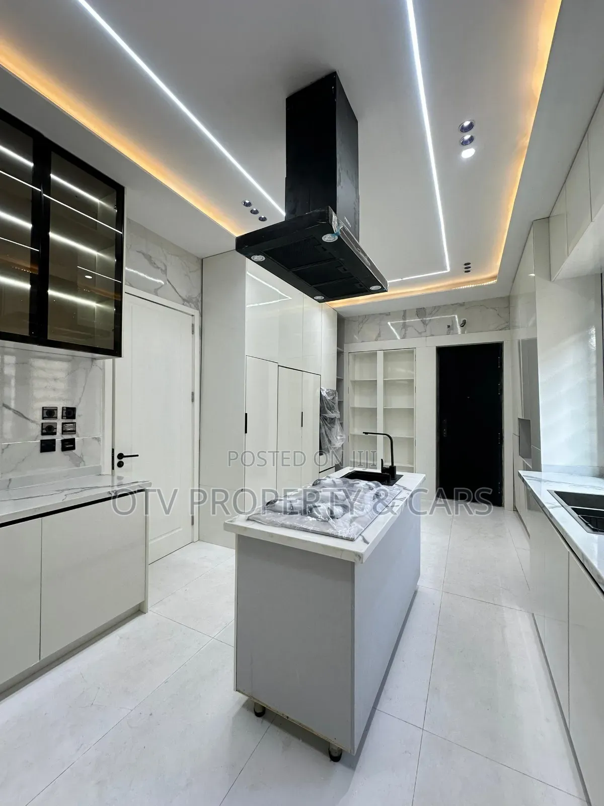 Furnished 6bdrm Duplex in Chevron for sale in Chevron