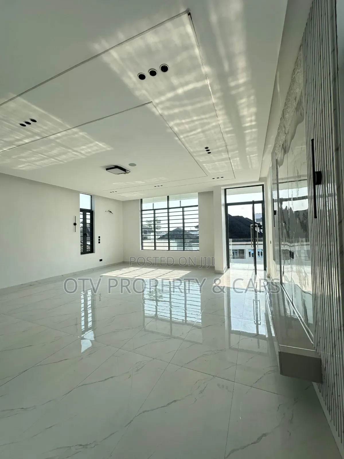 Furnished 6bdrm Duplex in Chevron for sale in Chevron
