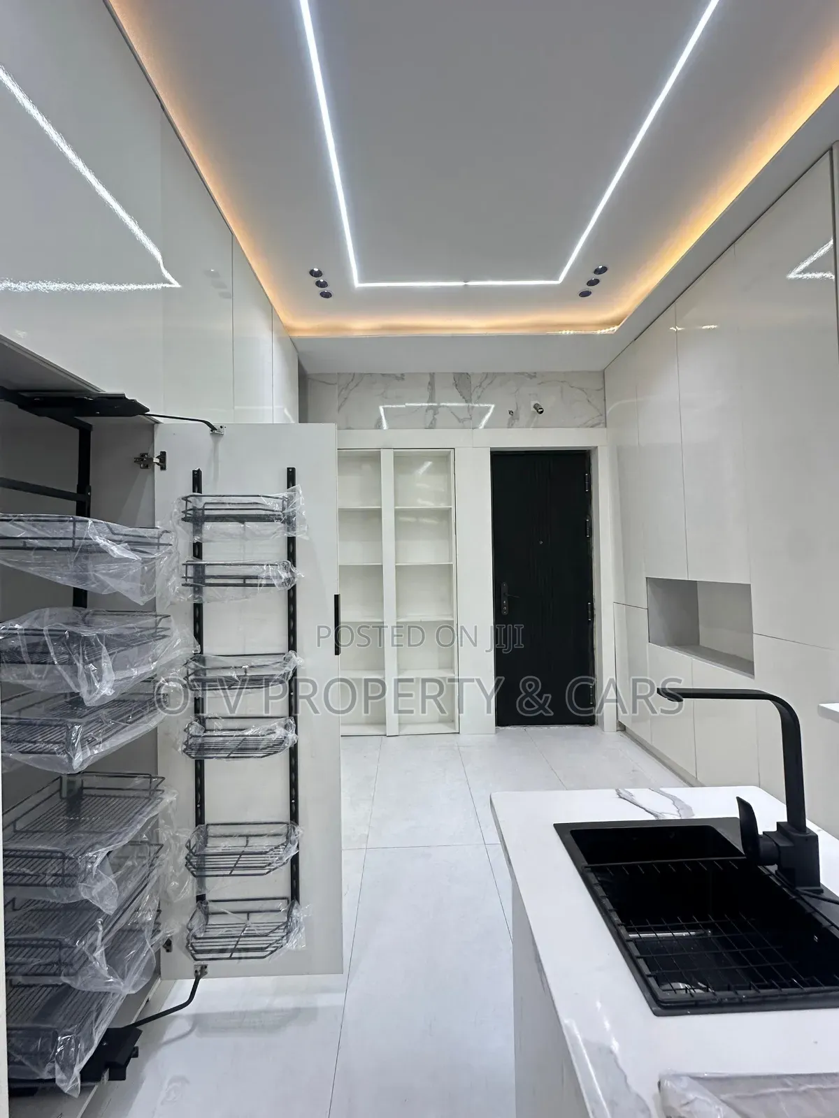 Furnished 6bdrm Duplex in Chevron for sale in Chevron