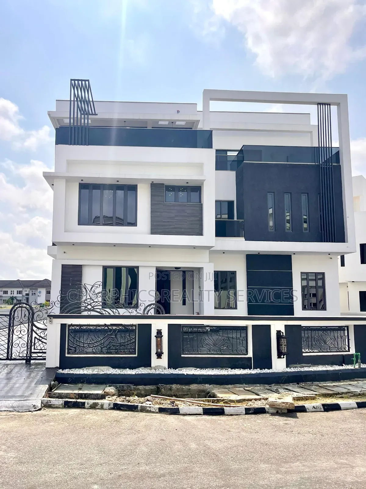 6bdrm Duplex in Osapa london for sale in Osapa london