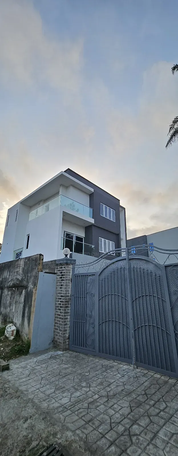 5bdrm Duplex in Adeniyi Jones Ikeja for sale in Adeniyi Jones