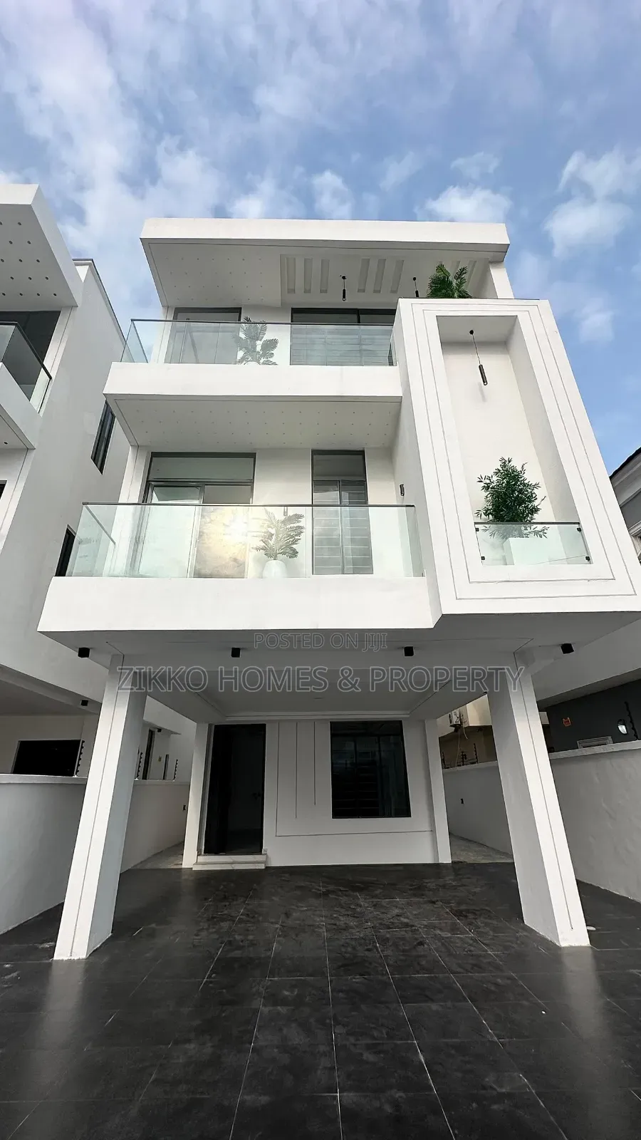 5bdrm Duplex in Chevron Drive, Lekki for sale in Lekki