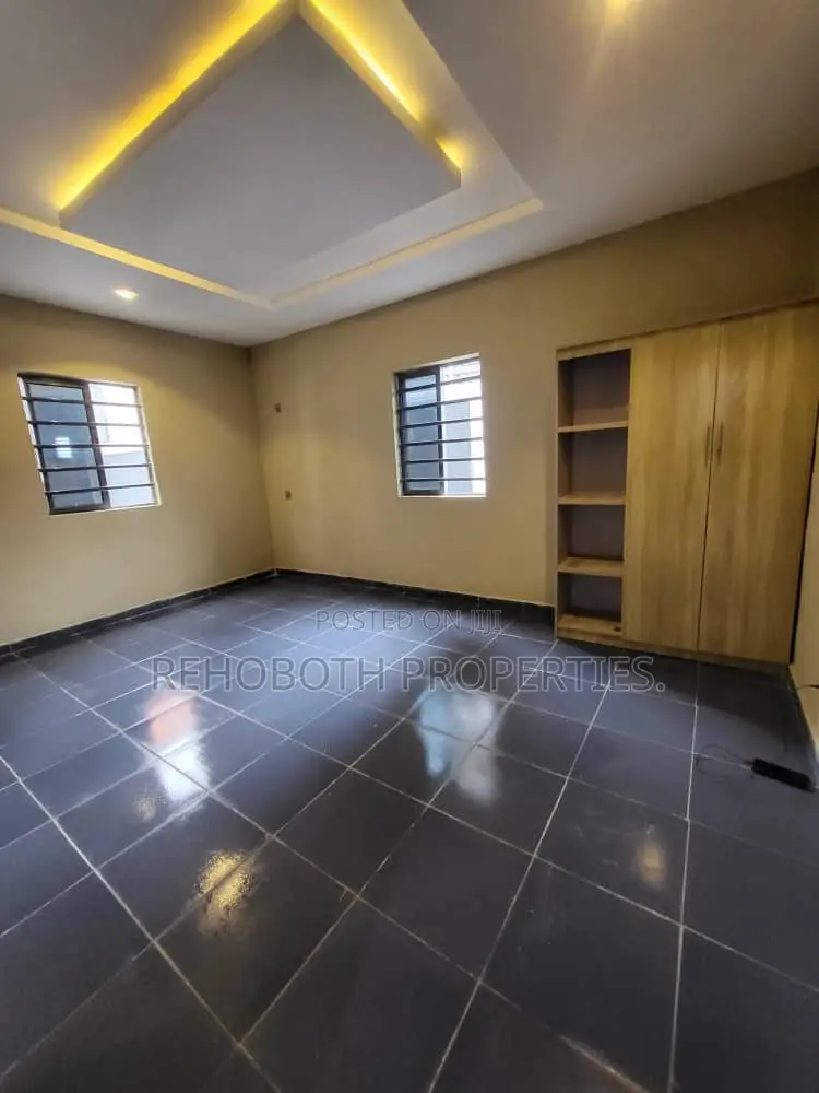 4bdrm Bungalow in Olofa Royal Estate, Akala Express for sale in Akala Express