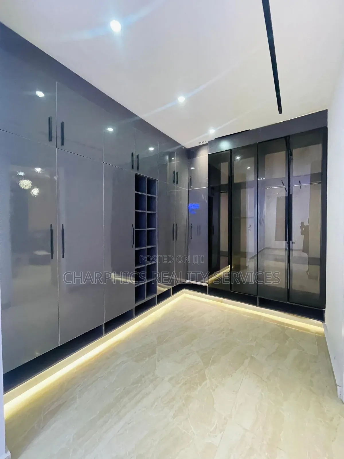5bdrm Duplex in Ikota for sale in Ikota