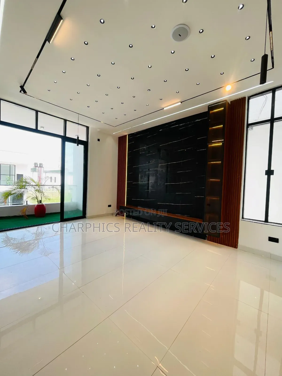 6bdrm Duplex in Chevron for sale in Chevron