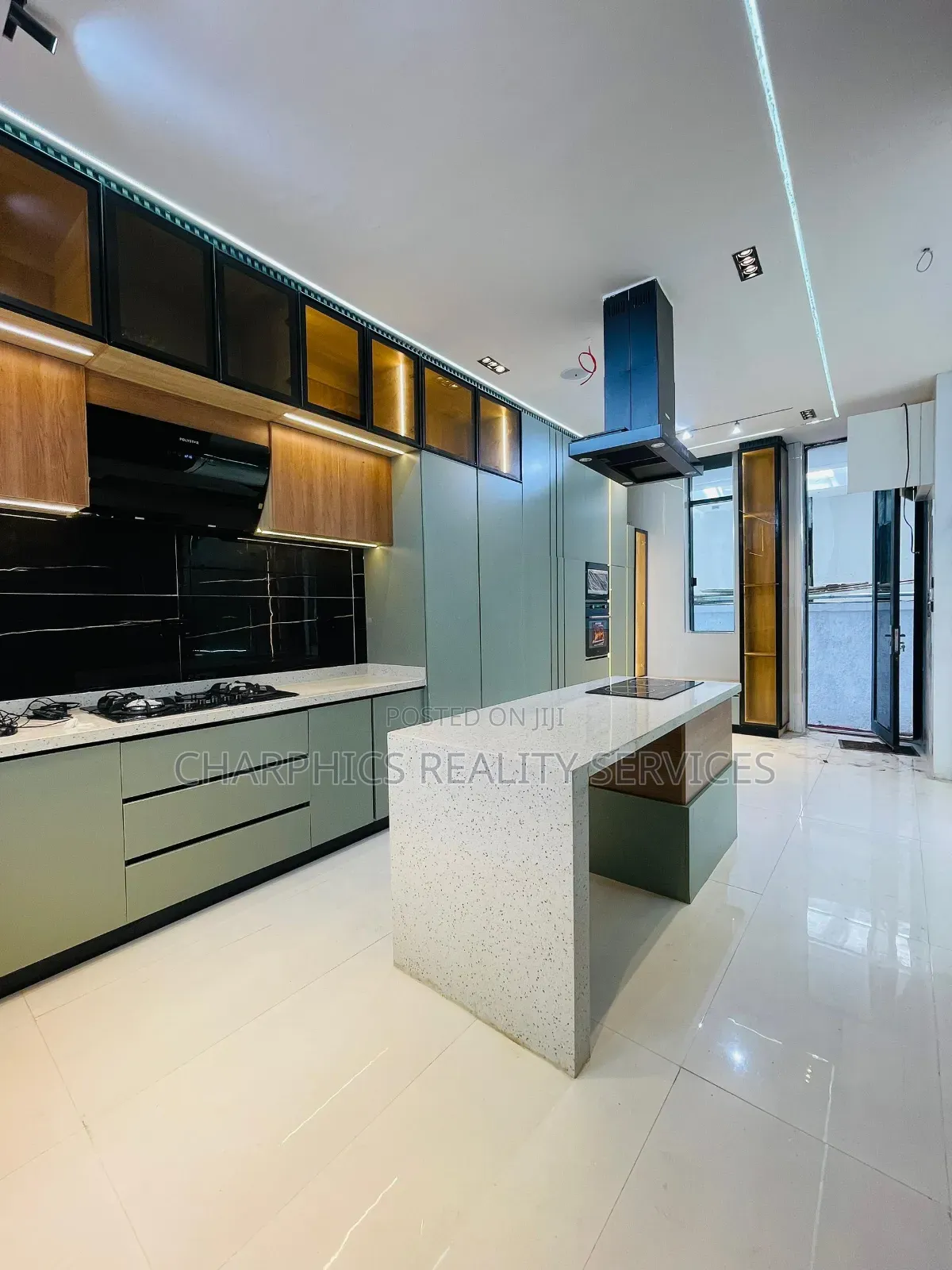6bdrm Duplex in Chevron for sale in Chevron