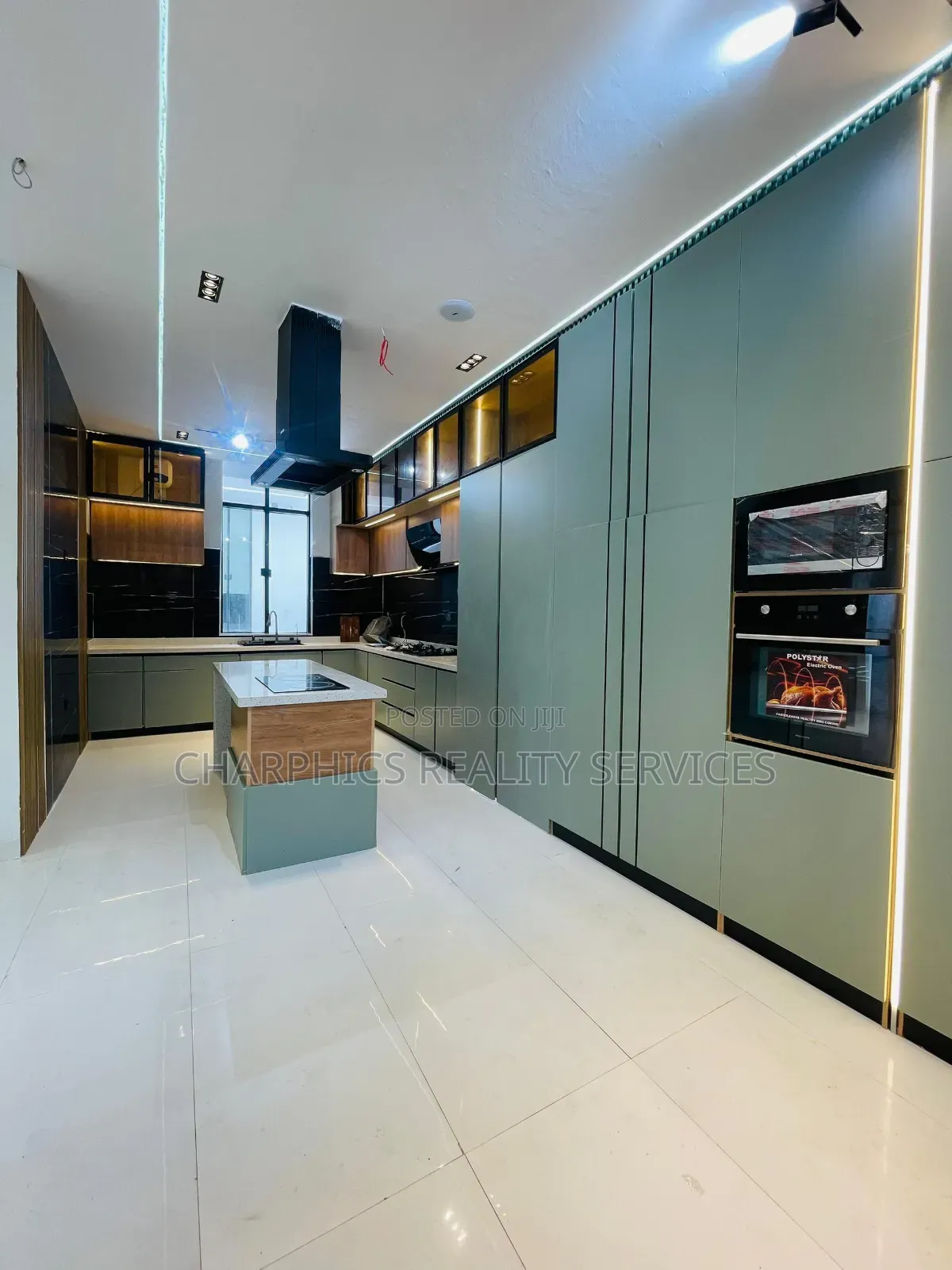 6bdrm Duplex in Chevron for sale in Chevron