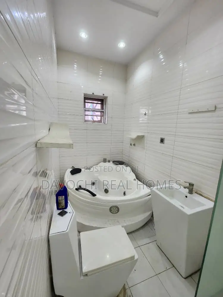 4bdrm Duplex in Chevron for rent in Chevron