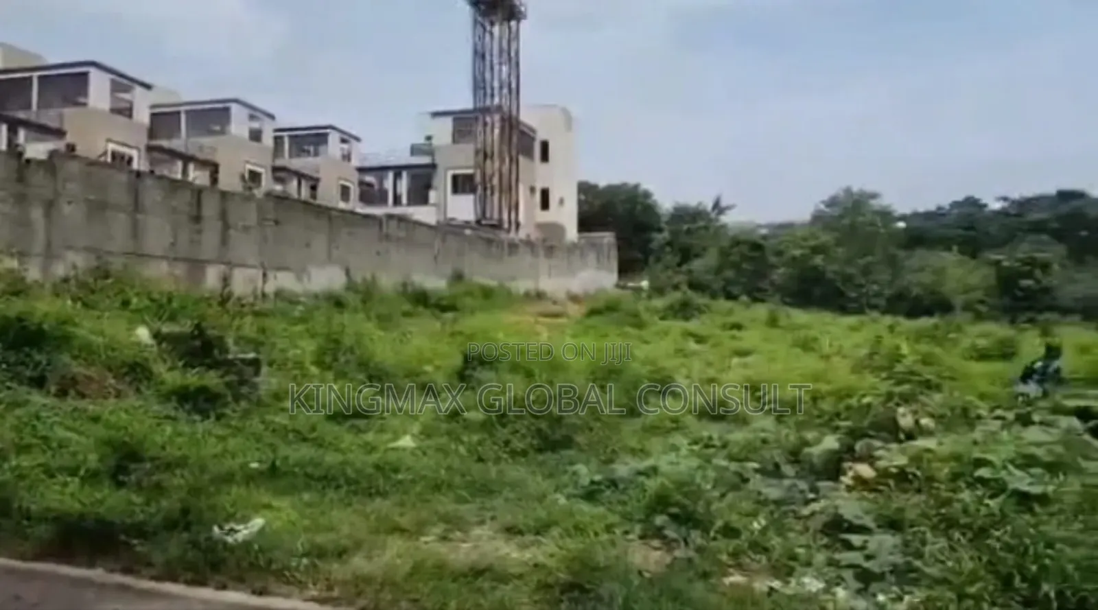 Land for Sale: Plot 333 Size:2735sqm Tarred Road C of O in Guzape District