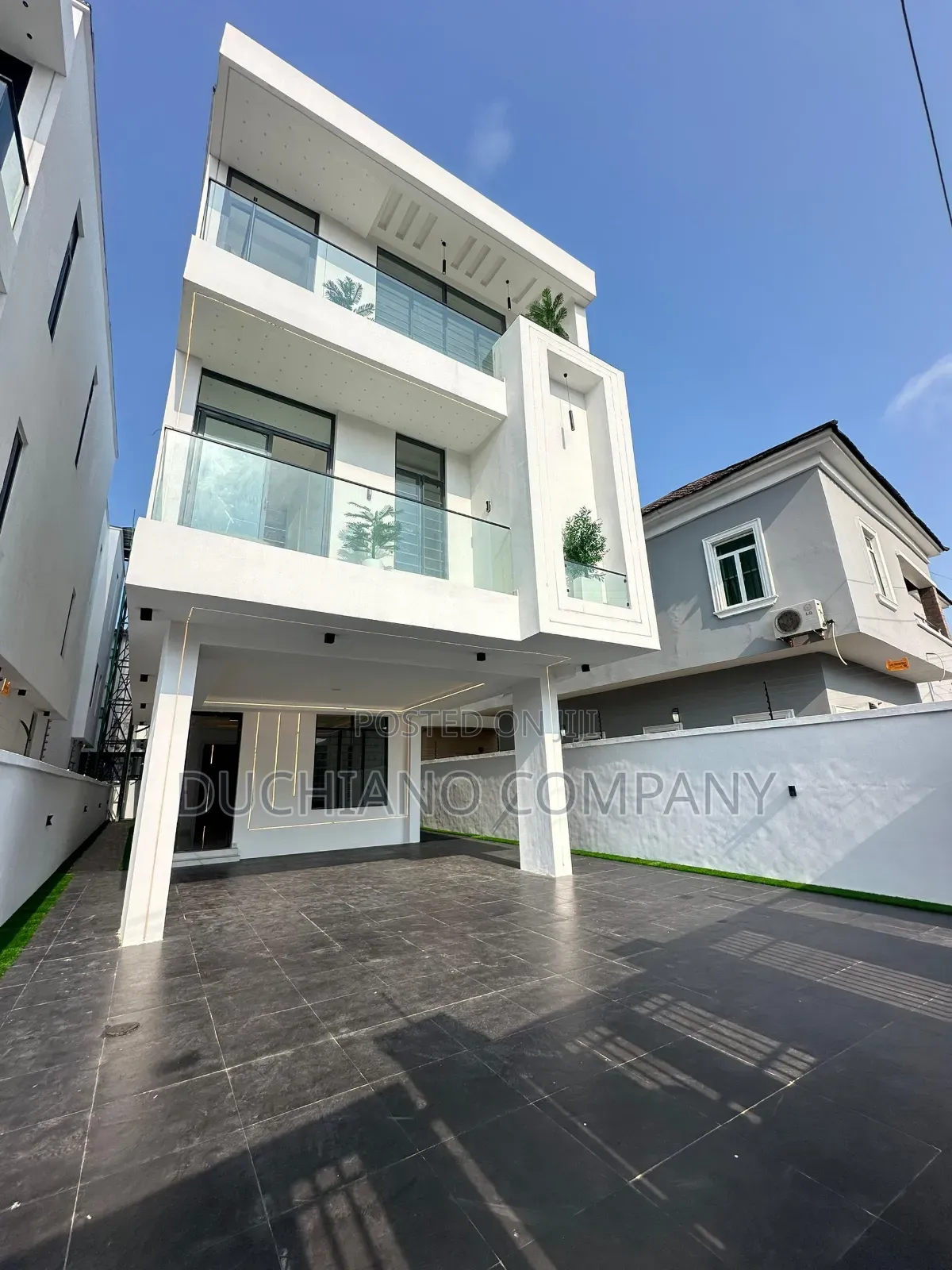 6bdrm Duplex in Chevron for sale in Chevron