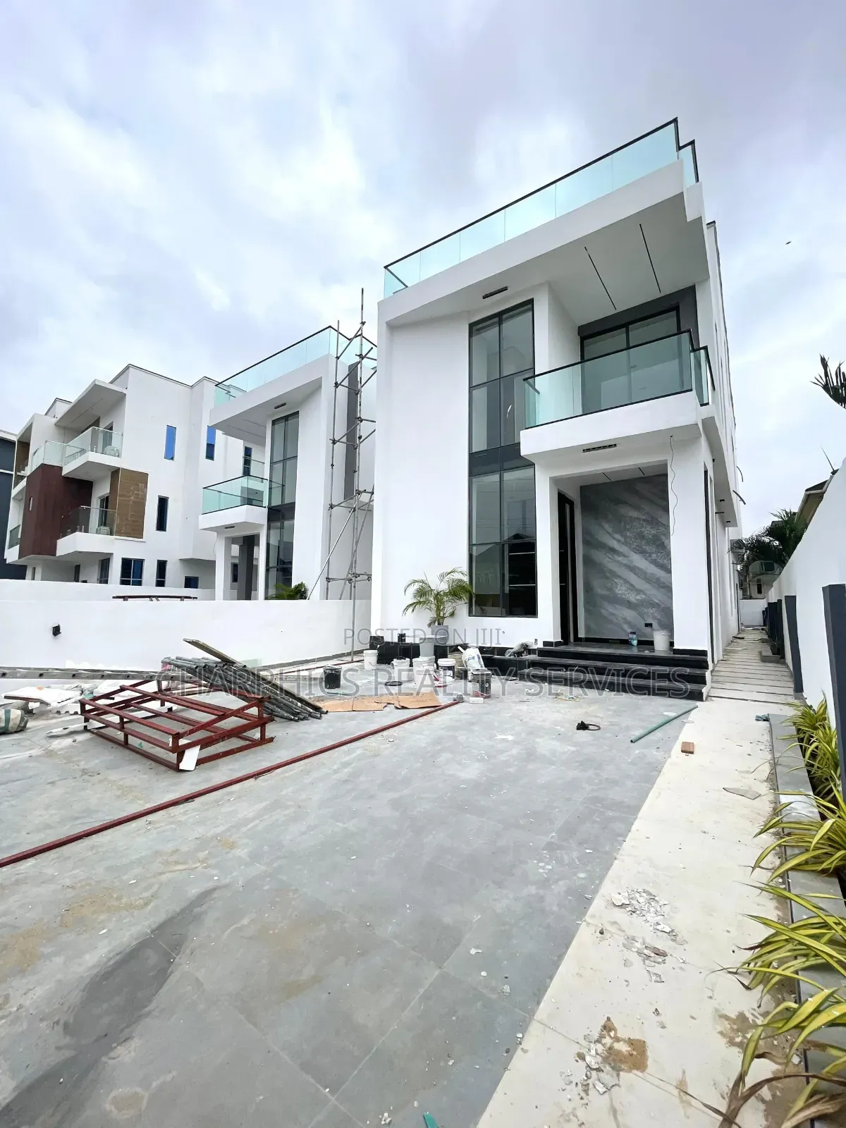 5bdrm Duplex in Chevron for sale in Chevron