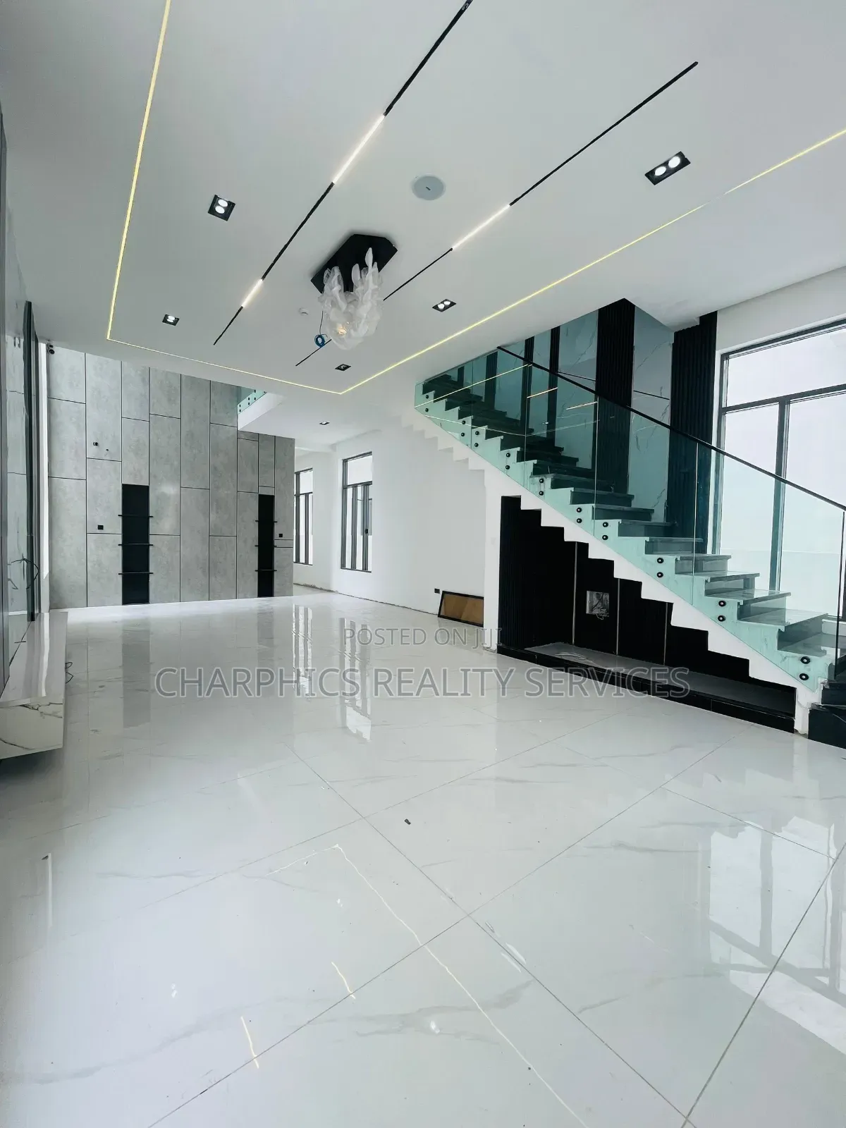 5bdrm Duplex in Chevron for sale in Chevron