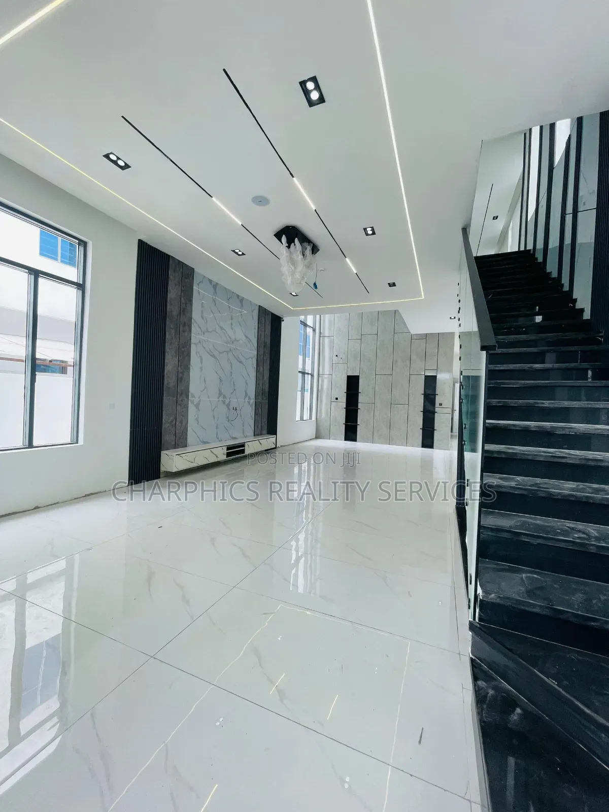 5bdrm Duplex in Chevron for sale in Chevron