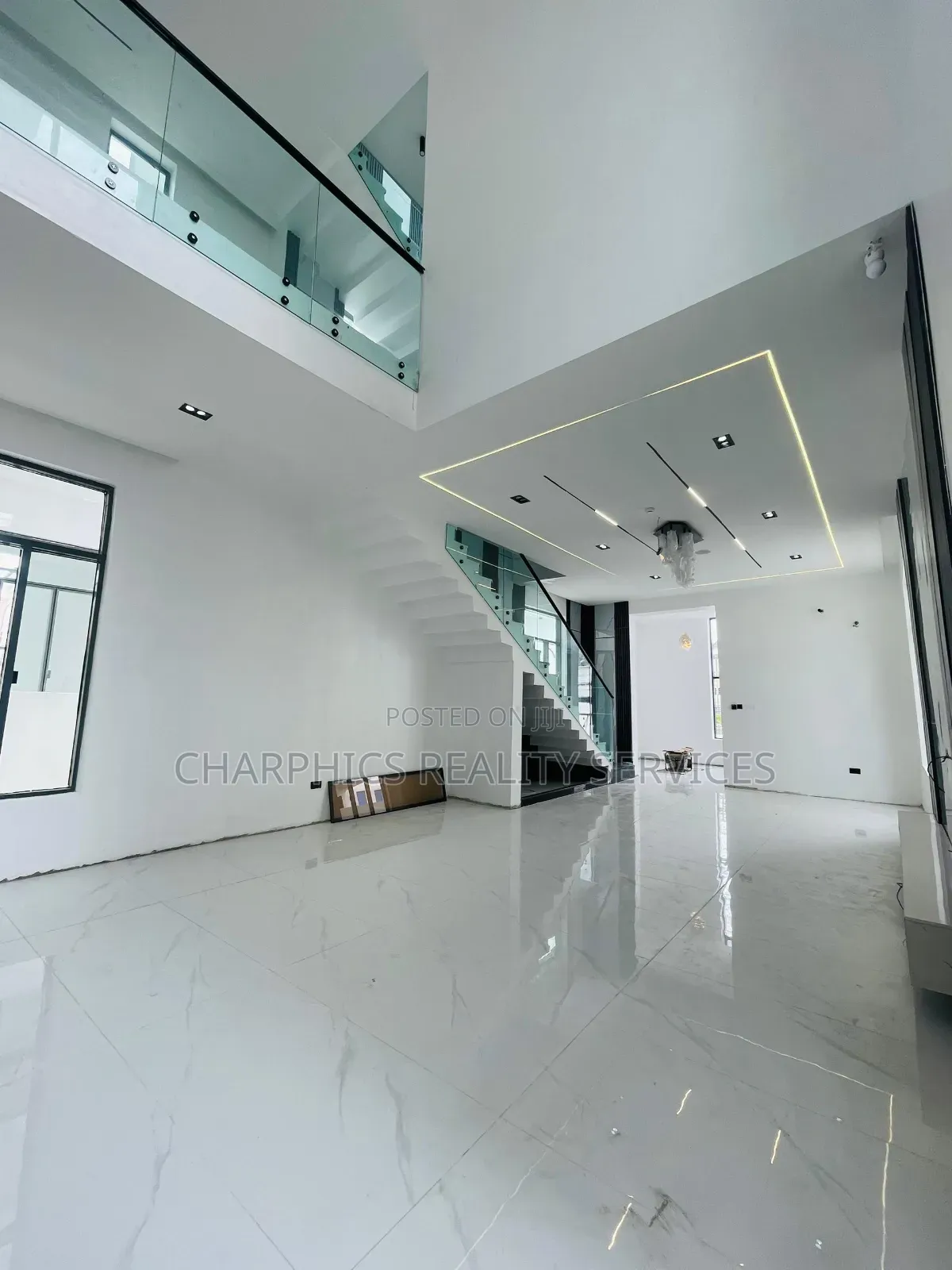 5bdrm Duplex in Chevron for sale in Chevron