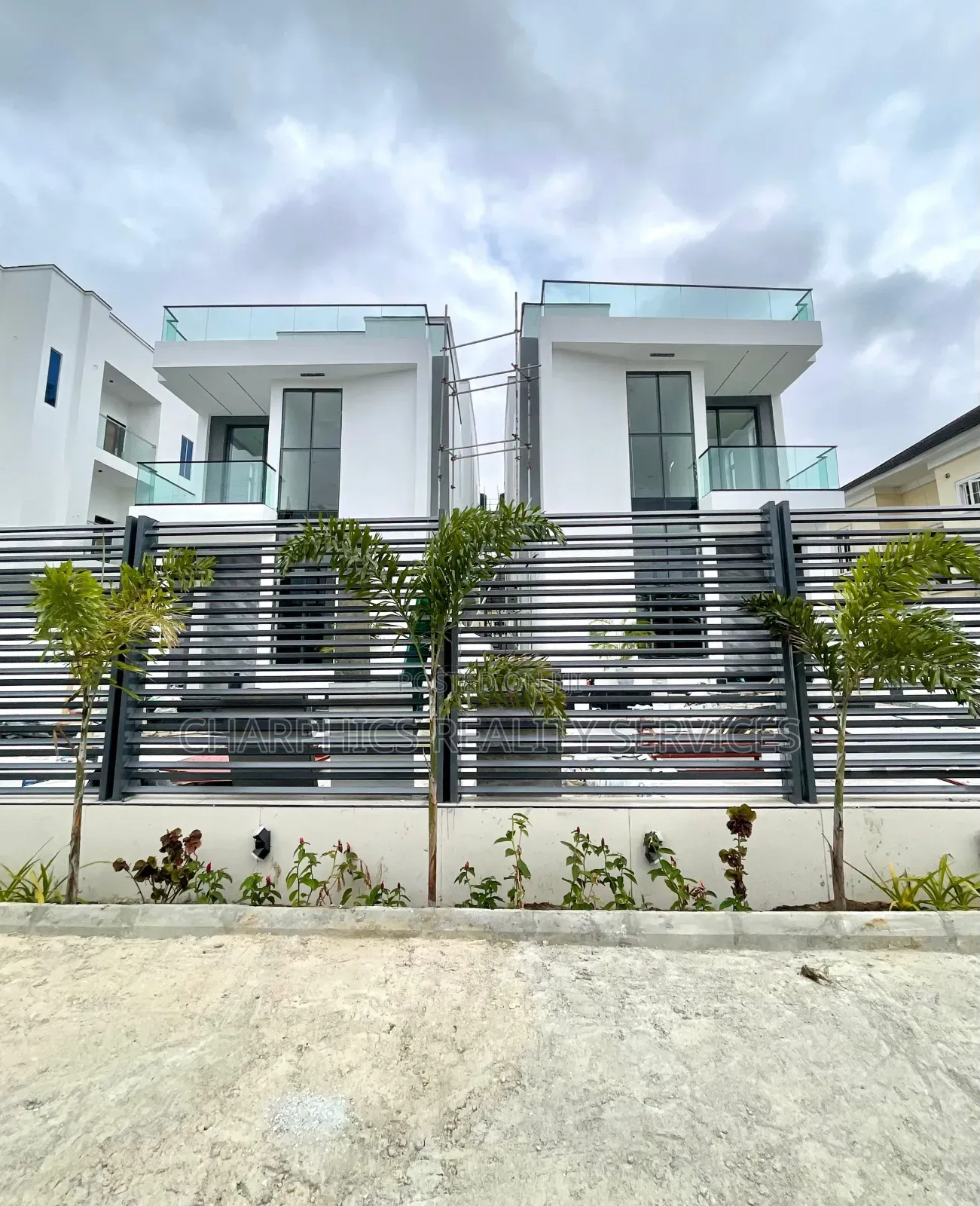 5bdrm Duplex in Chevron for sale in Chevron