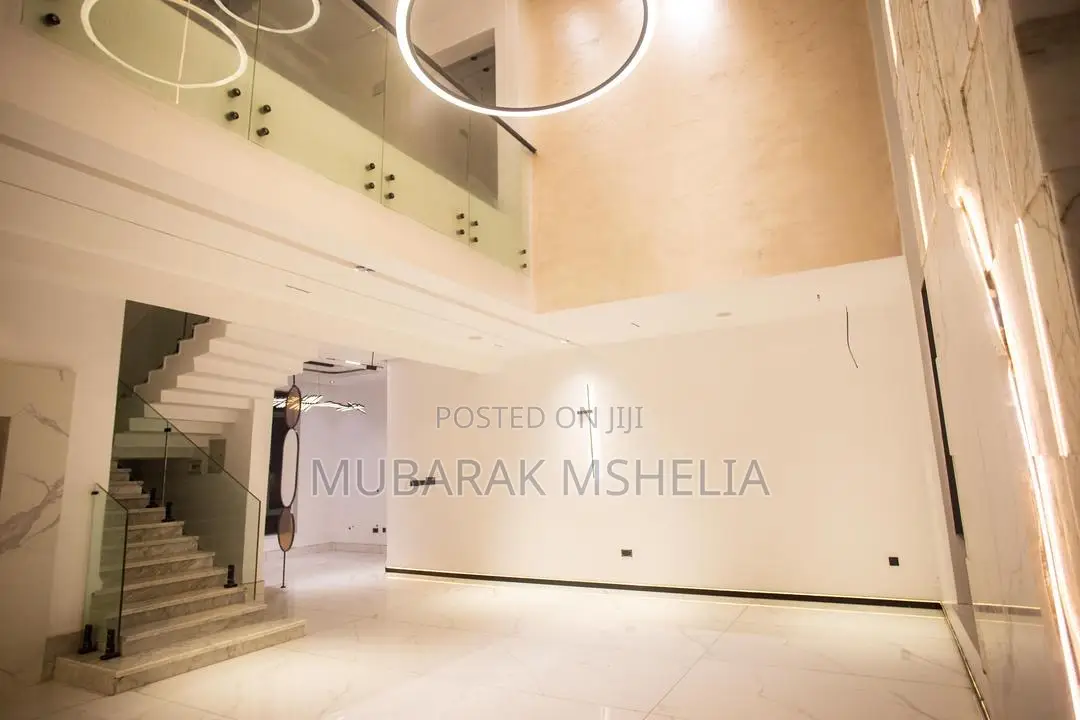 6bdrm Duplex in Ikota for sale in Ikota