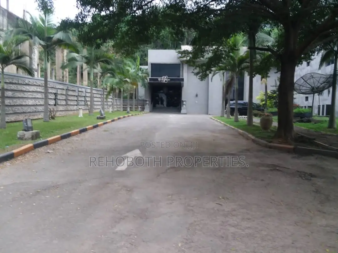 A Tastefully Finished Event Centre in CHallenge / Ibadan