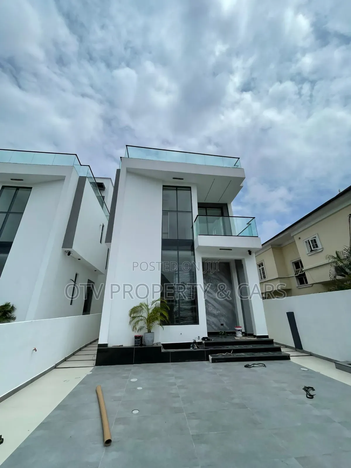 Furnished 5bdrm Duplex in Chevron for sale in Chevron