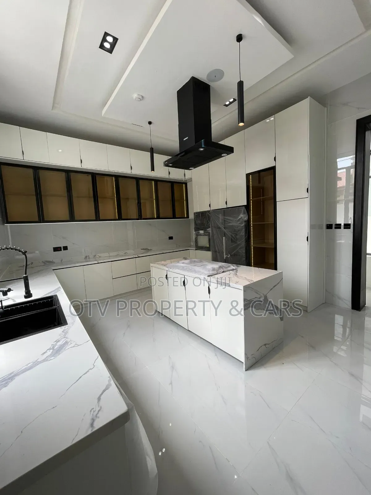 Furnished 5bdrm Duplex in Chevron for sale in Chevron