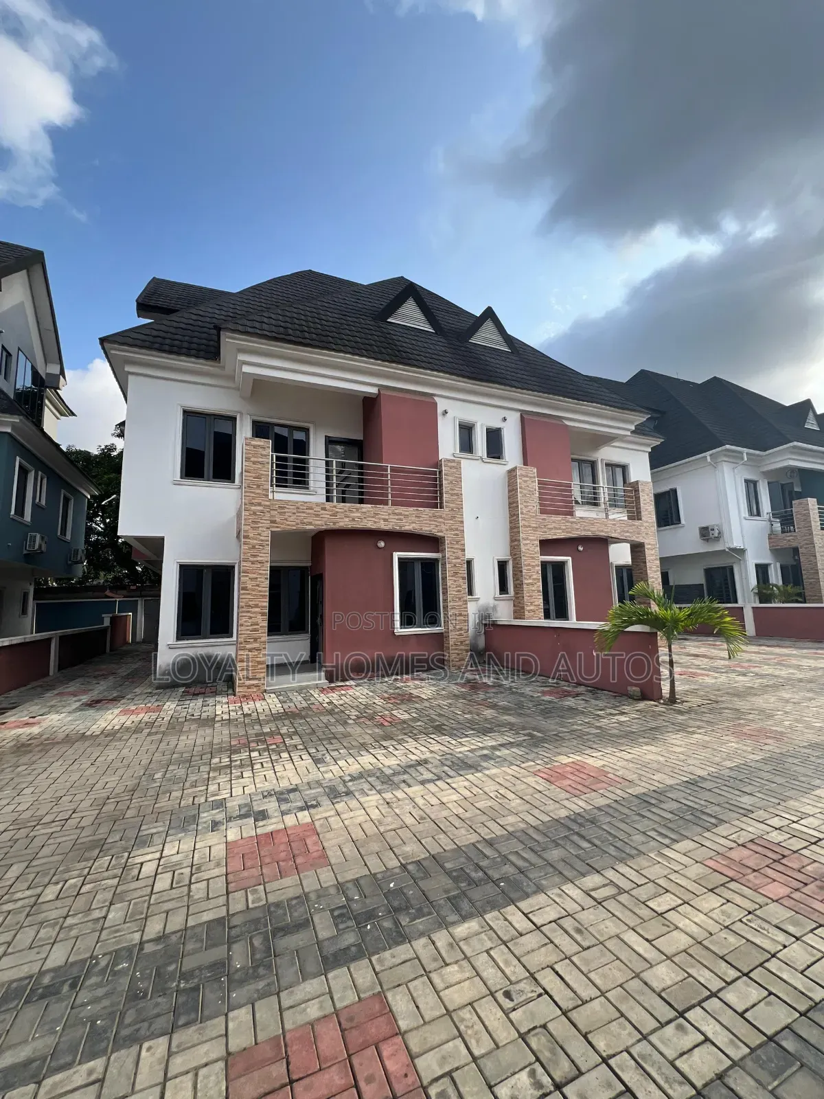 4bdrm Duplex in A Mini Estate By for sale in Ikeja GRA