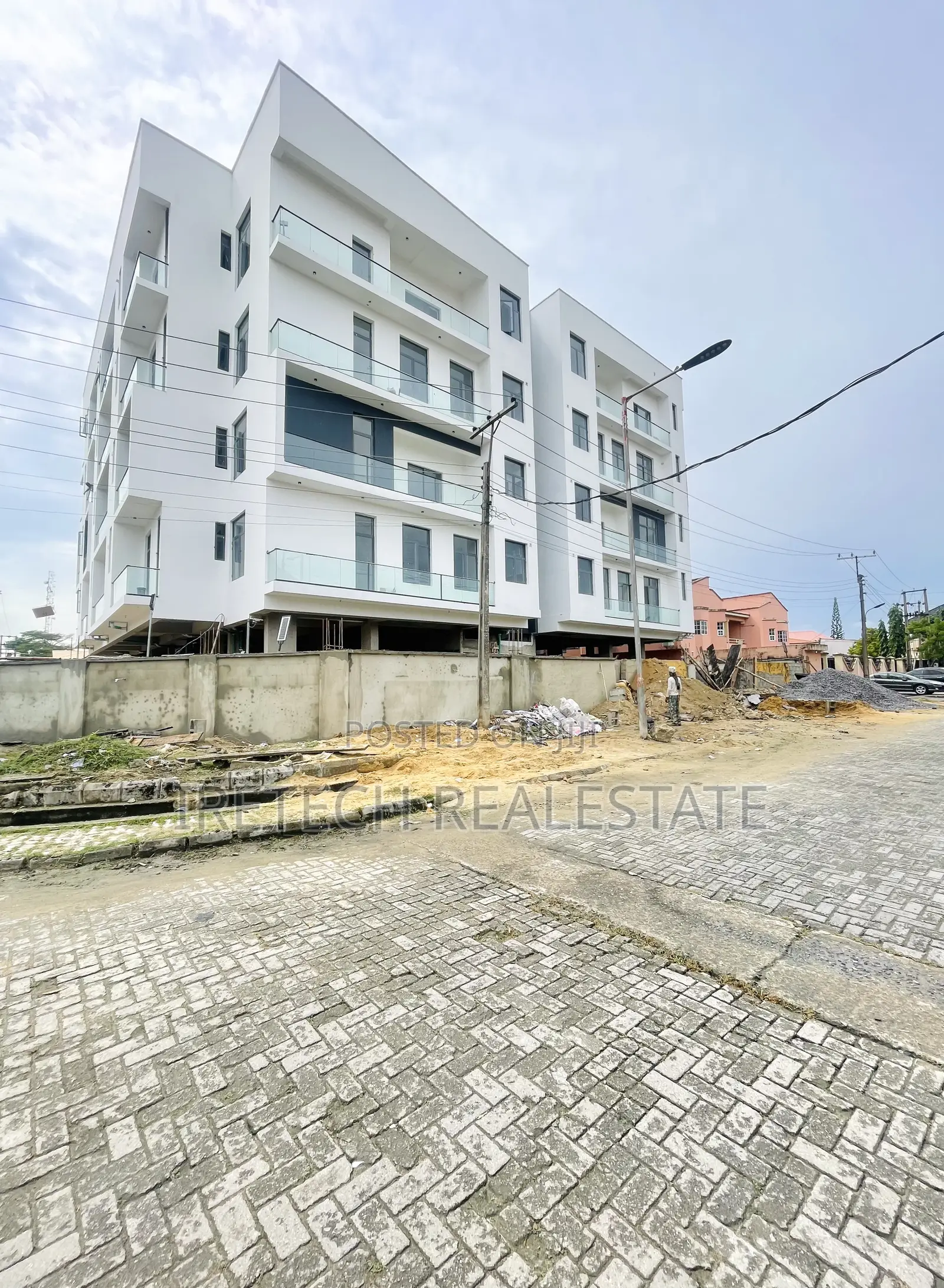 2bdrm Apartment in Lekki Phase 1 Proper for sale in Lekki
