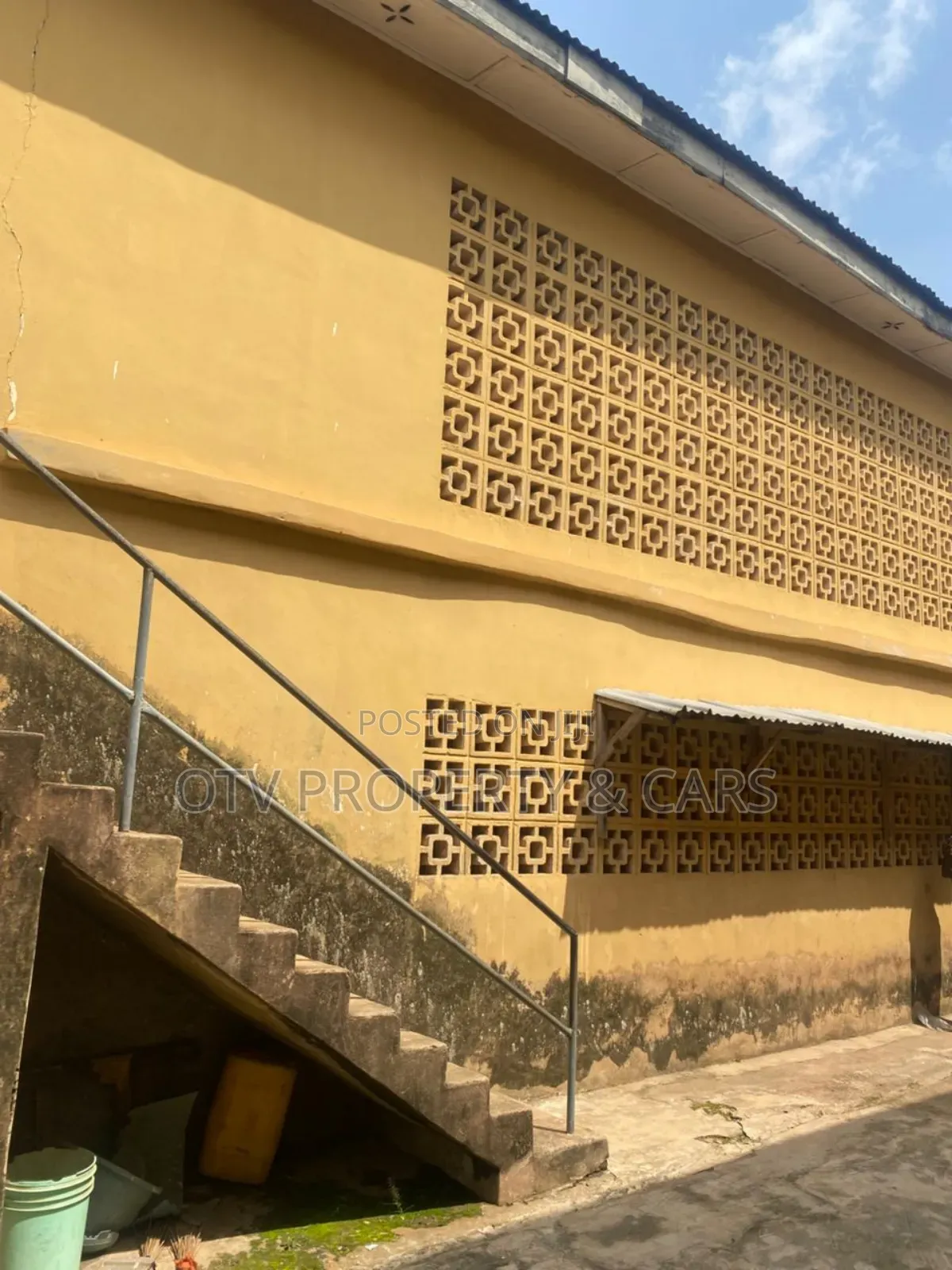 For Sale: A Mixed-Use Building With 3 Bedrooms 8 Room Up 8 Down in Ibadan