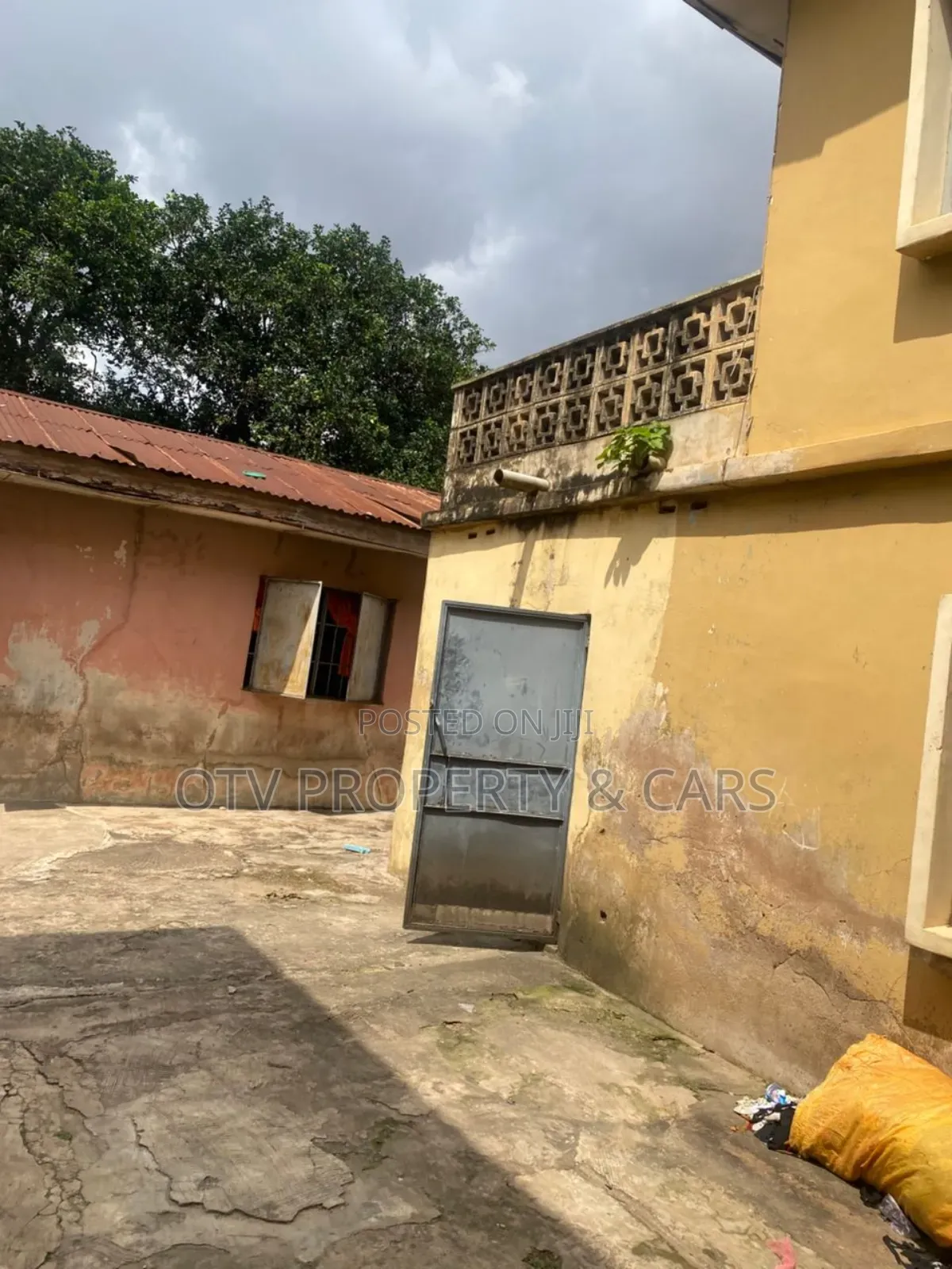 For Sale: A Mixed-Use Building With 3 Bedrooms 8 Room Up 8 Down in Ibadan