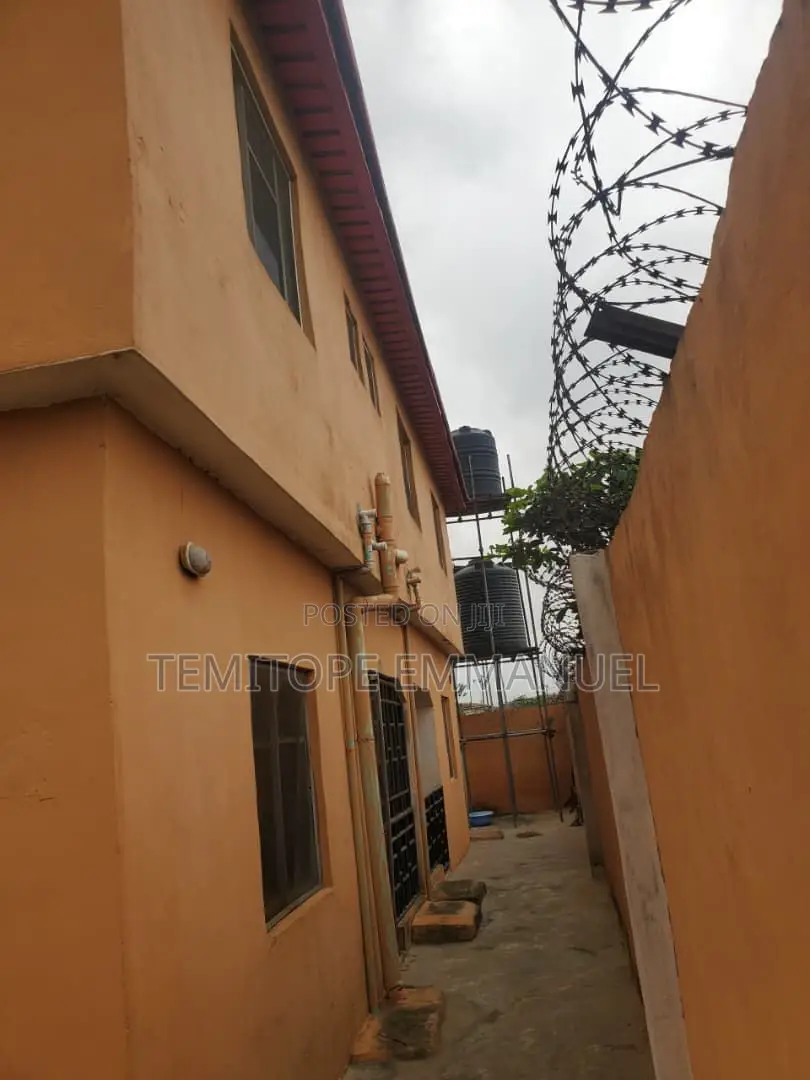 Furnished 8bdrm House in Alakuko Lagos for sale in Alakuko