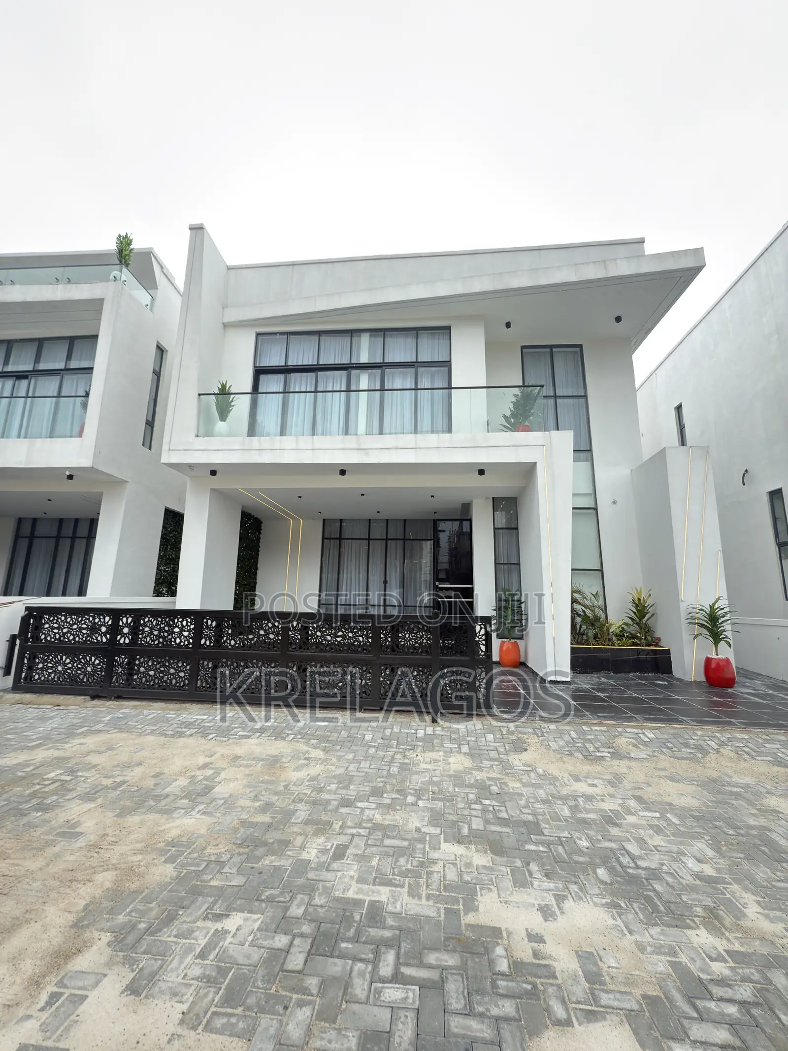 5bdrm Duplex in Chevron Toll Gate for sale in Chevron