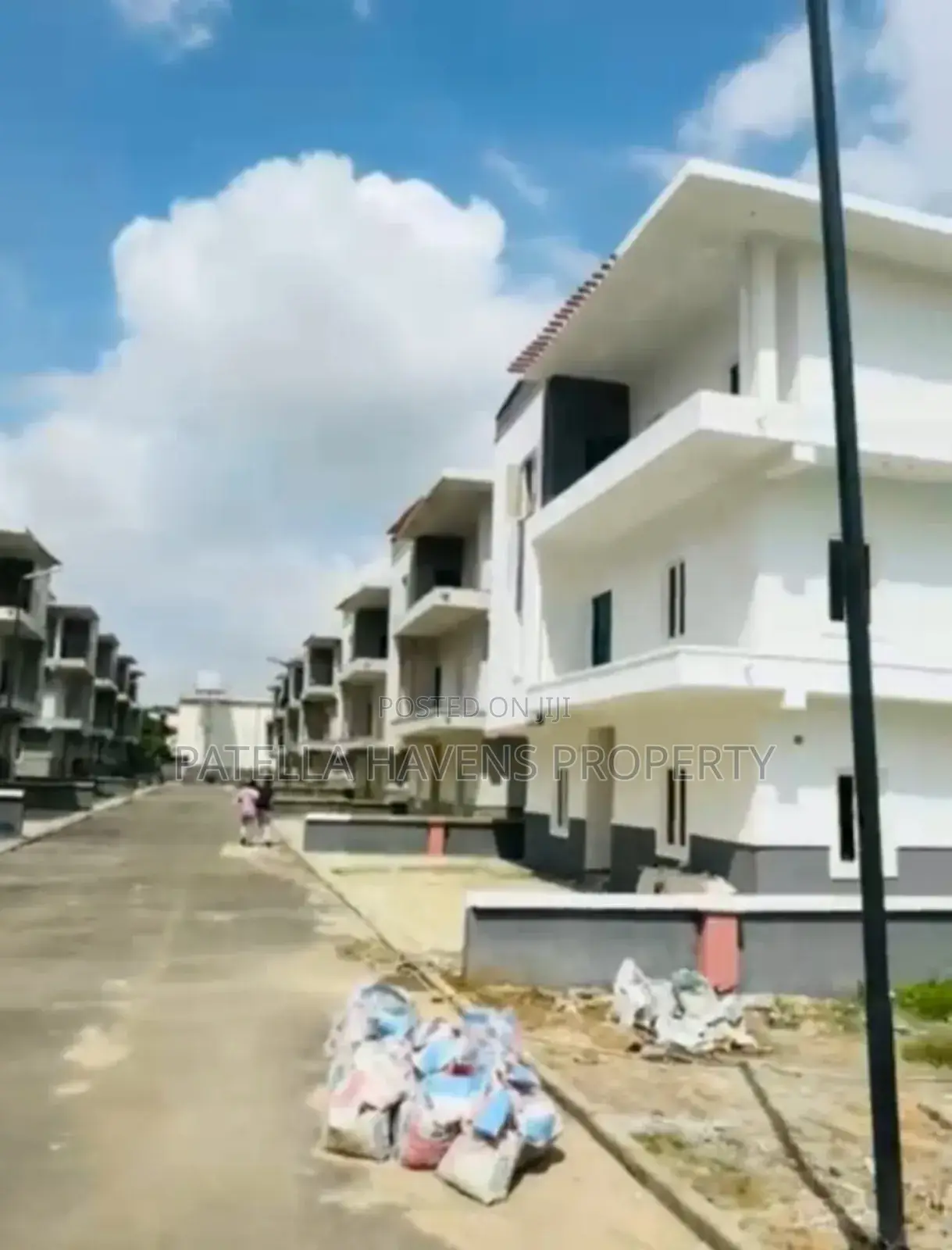 Massive 4 Bedroom With 3 Parlours for Sale in Mabushi