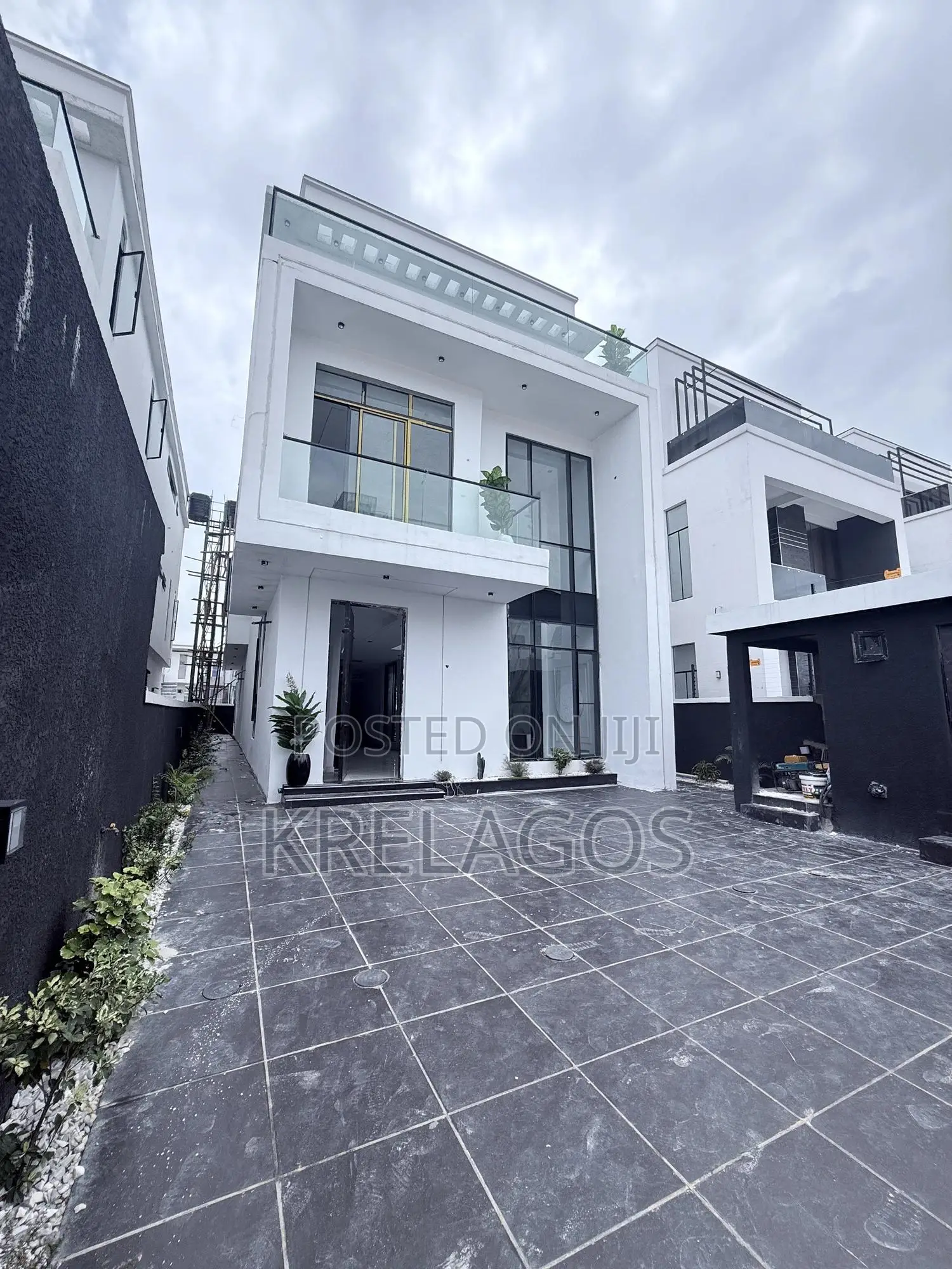 5bdrm Duplex in Ikota for sale in Ikota