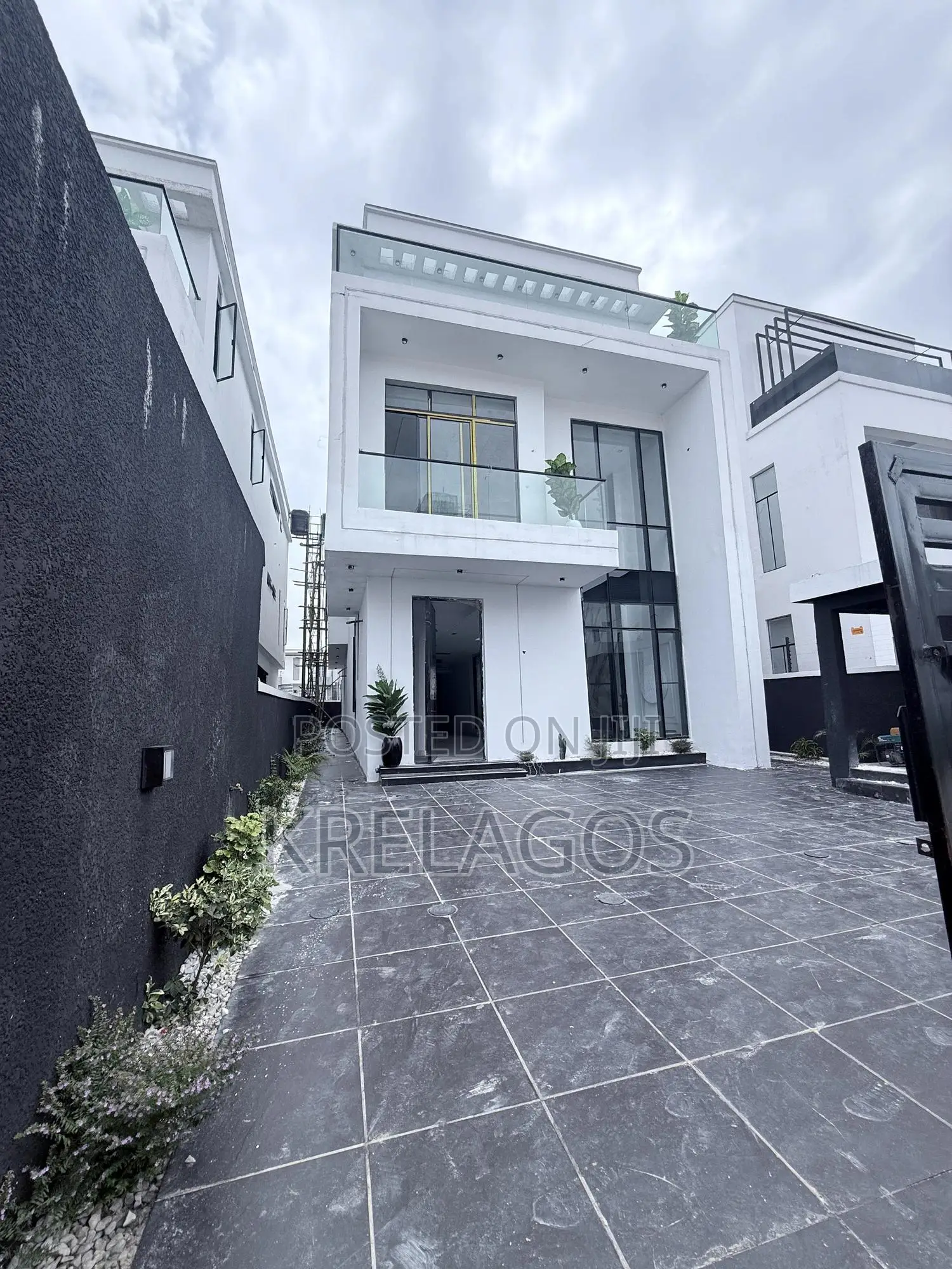 5bdrm Duplex in Ikota for sale in Ikota
