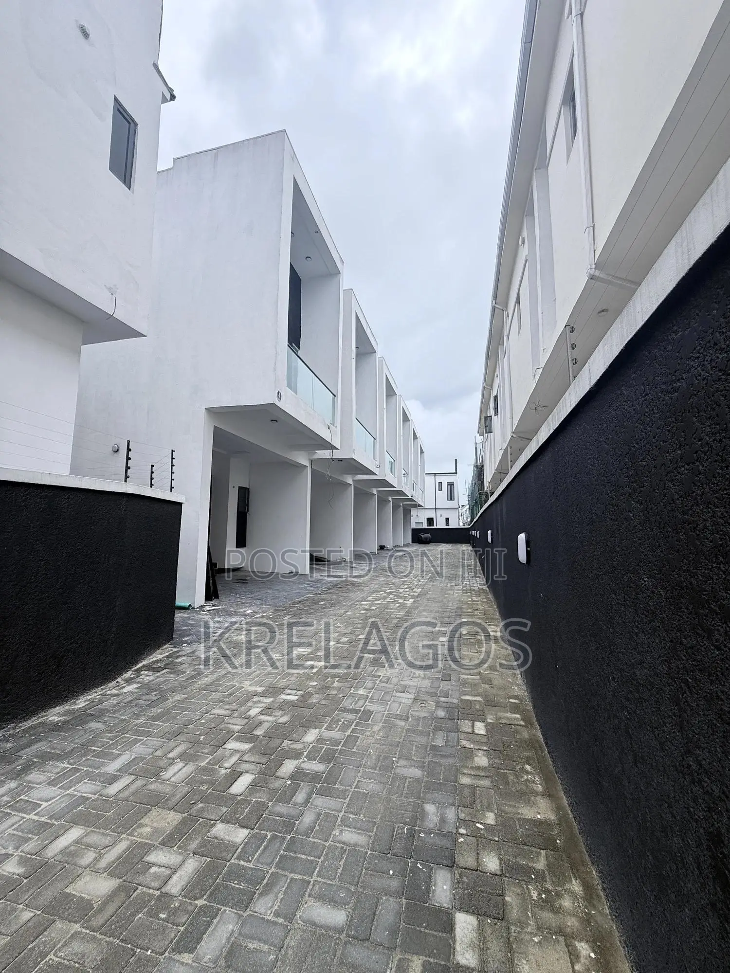 3bdrm Duplex in Ikota for sale in Ikota