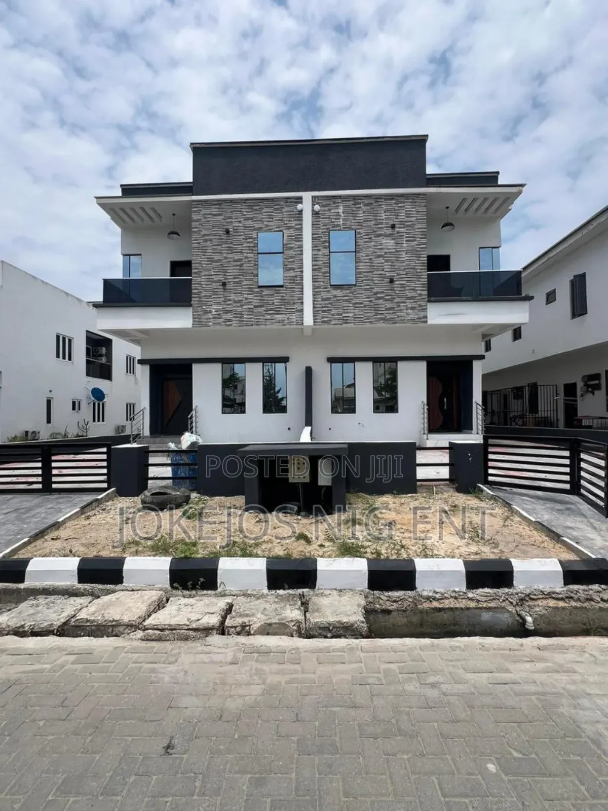 4bdrm Duplex in Orchid Road, Lafiaji for sale in Lafiaji