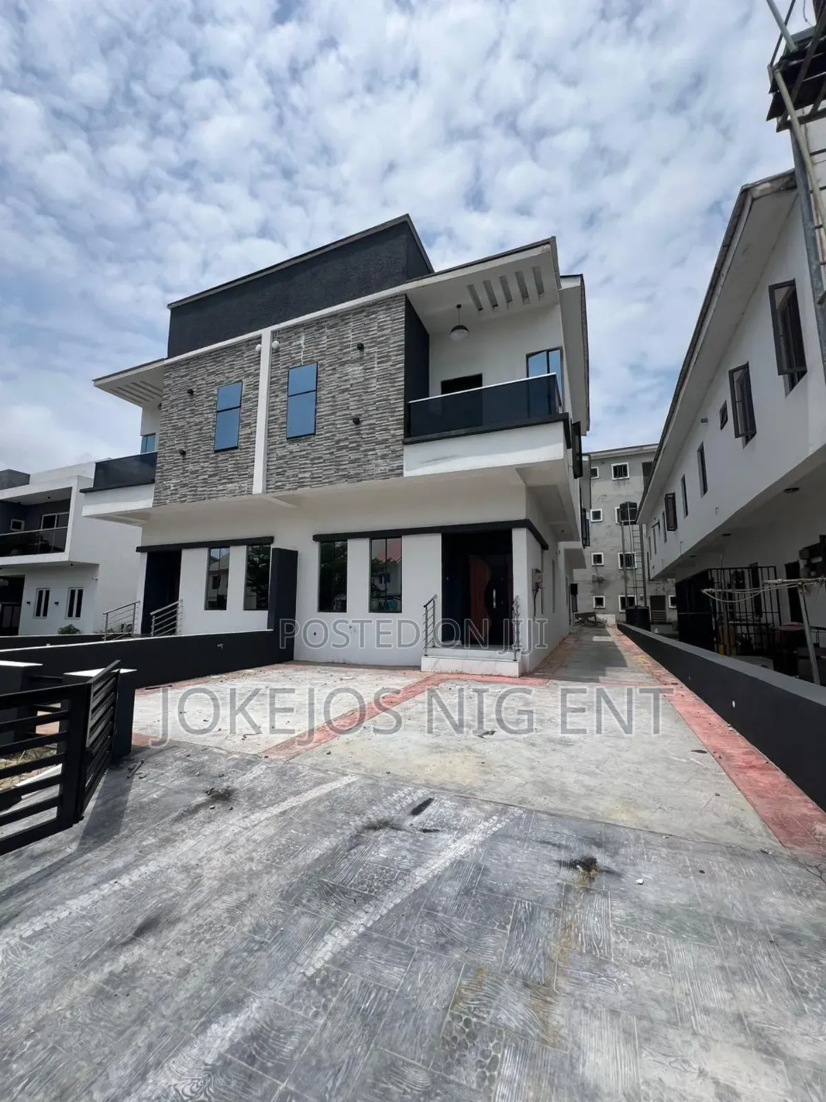 4bdrm Duplex in Orchid Road, Lafiaji for sale in Lafiaji