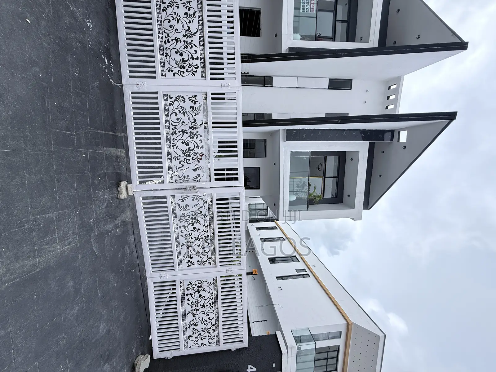 4bdrm Duplex in Ikota for sale in Ikota