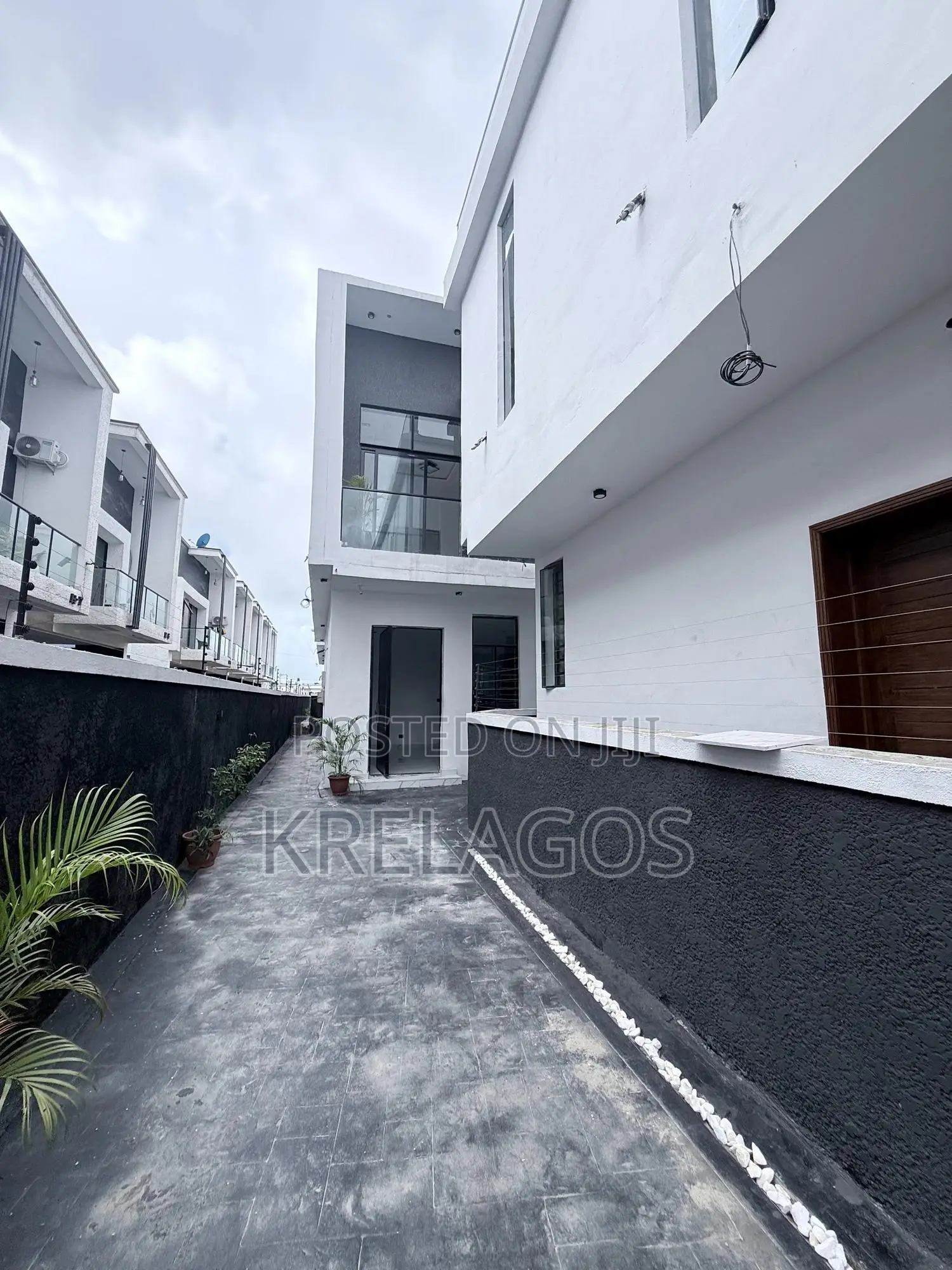 4bdrm Duplex in Ikota for sale in Ikota