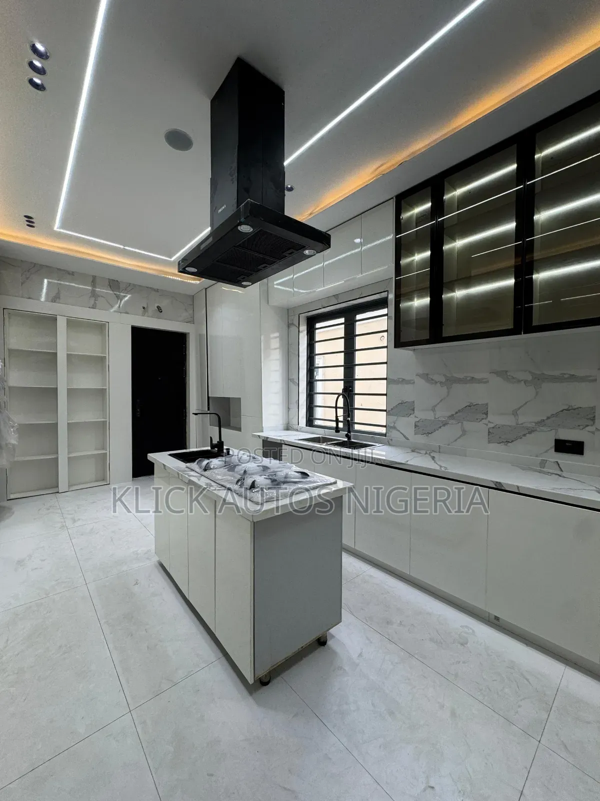 Furnished 5bdrm Duplex in Chevron for sale in Chevron