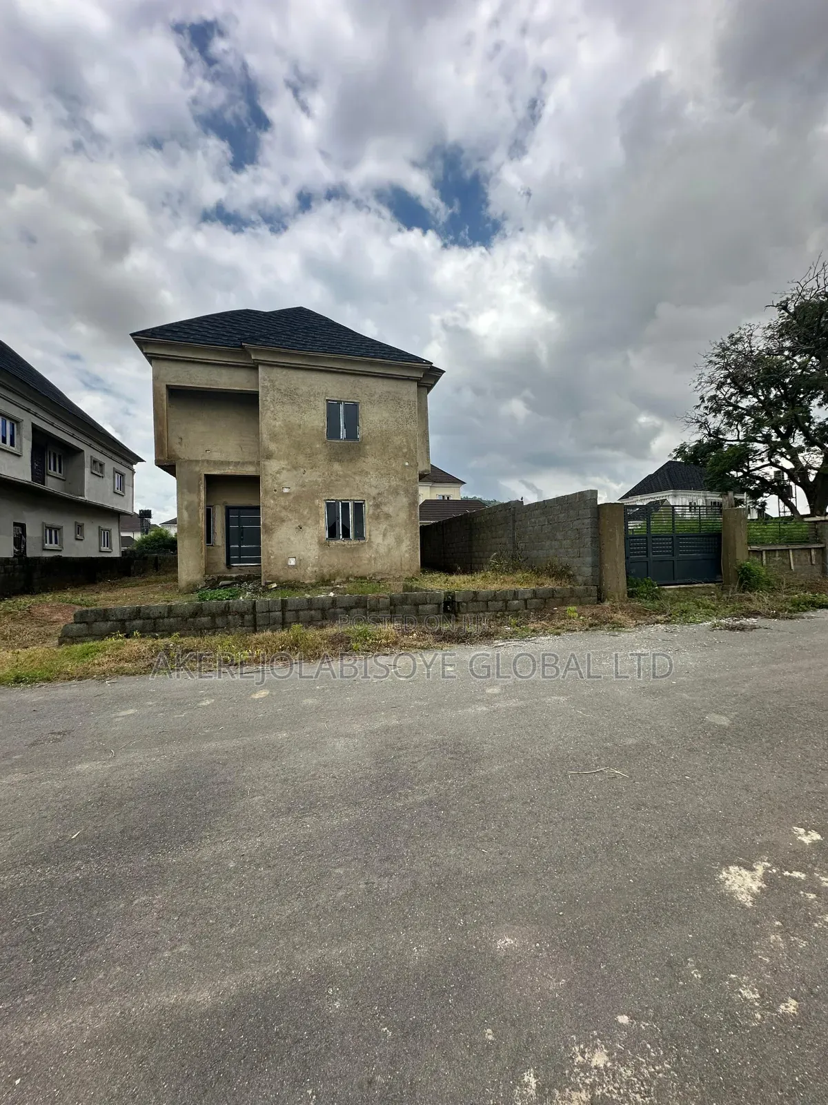 4bdrm Duplex in In An Estate for sale in Gwarinpa