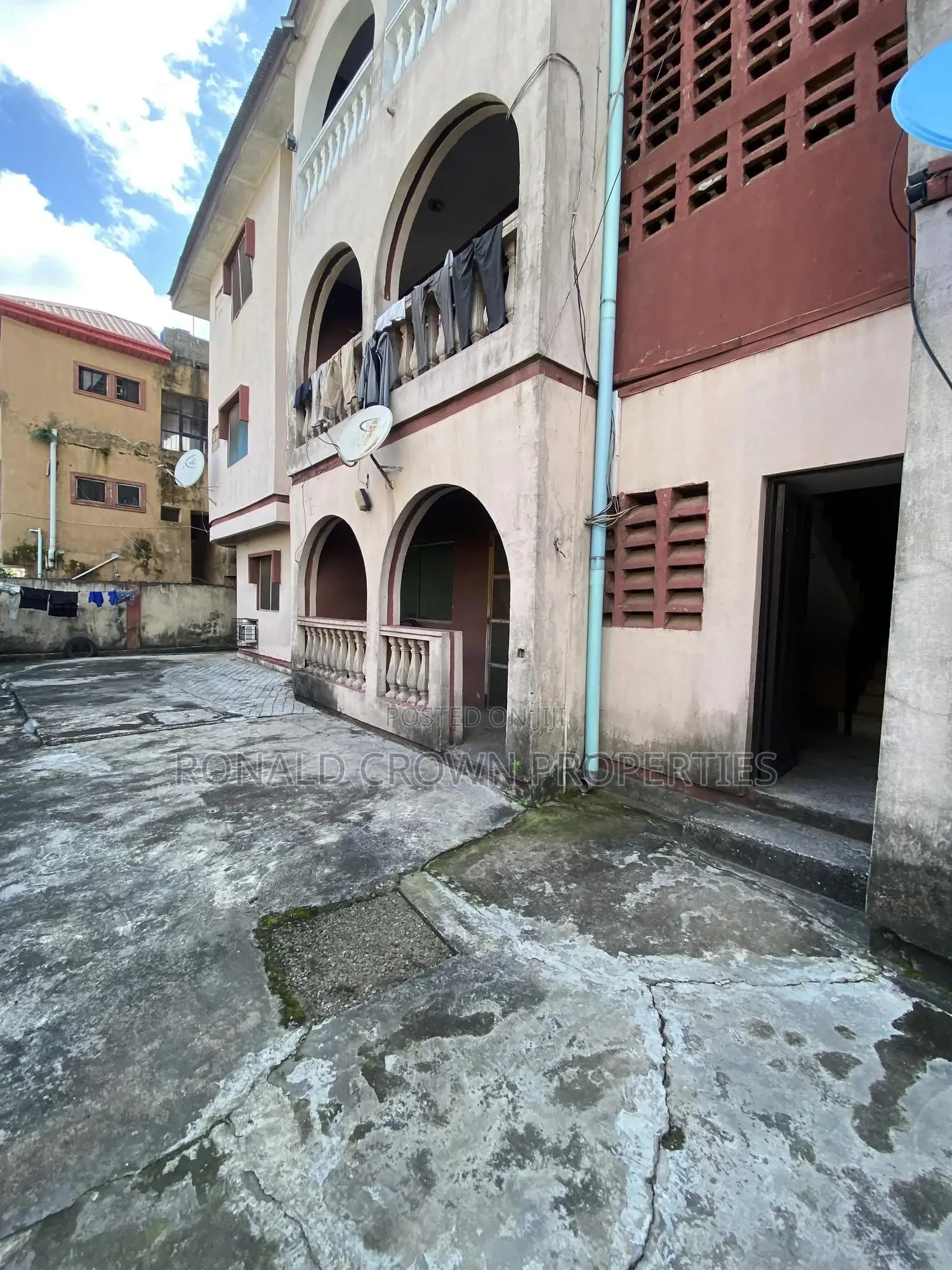 3bdrm Block of Flats in Oke-Afa for sale in Oke-Afa