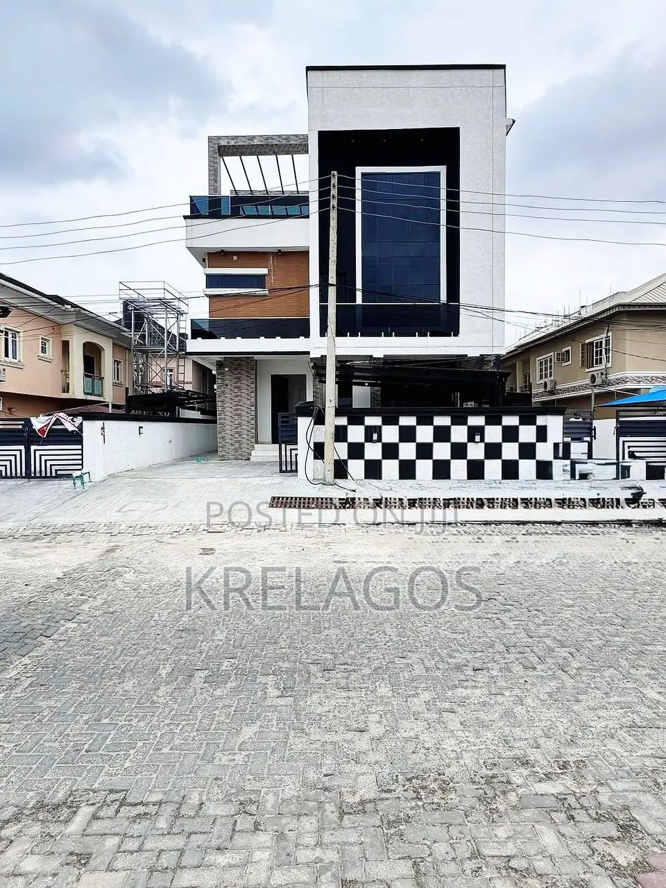 6bdrm Duplex in Chevron for sale in Chevron