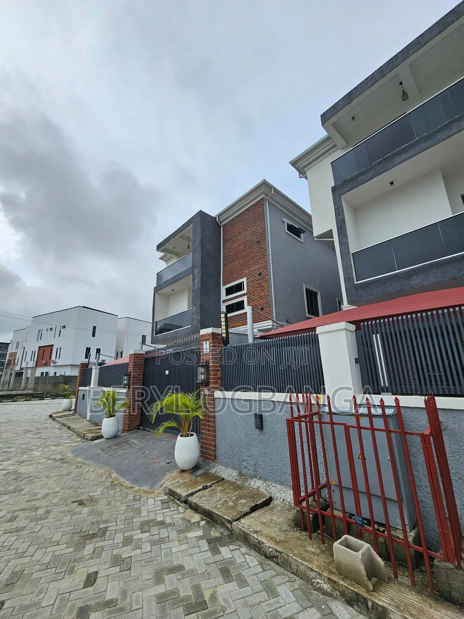 5bdrm Townhouse/Terrace in Ikate for sale in Ikate
