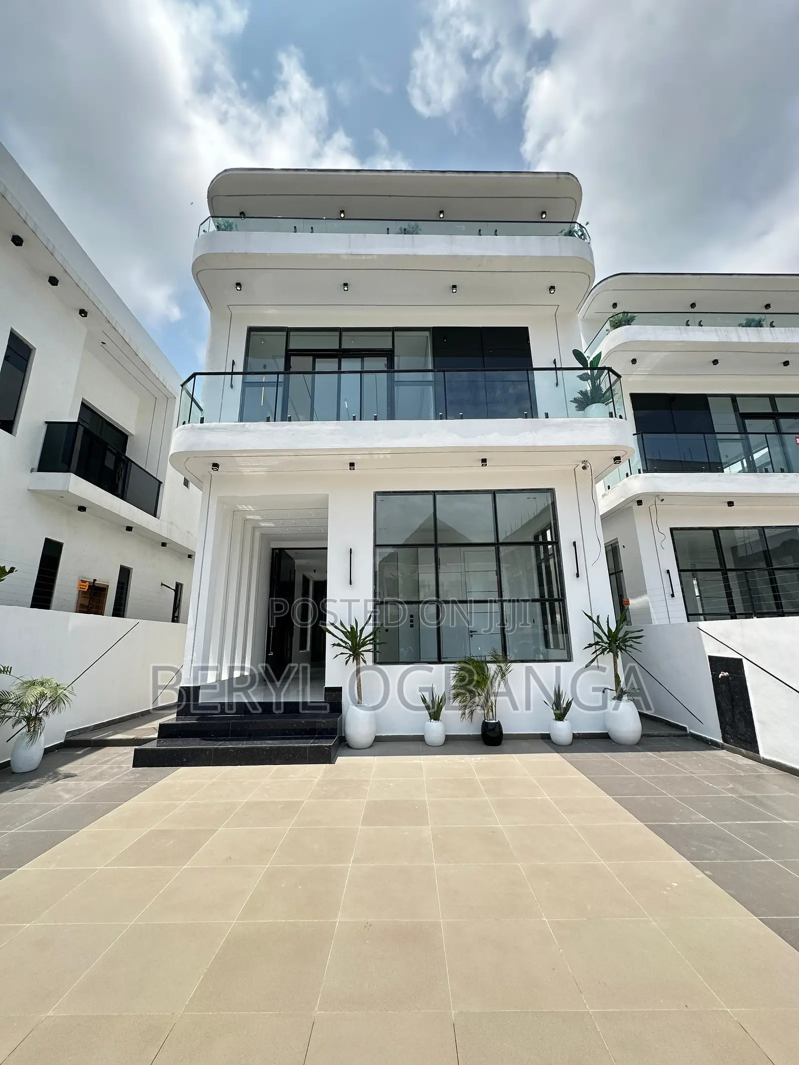 5bdrm Duplex in Lekki Phase 2 for sale in Lekki Phase 2