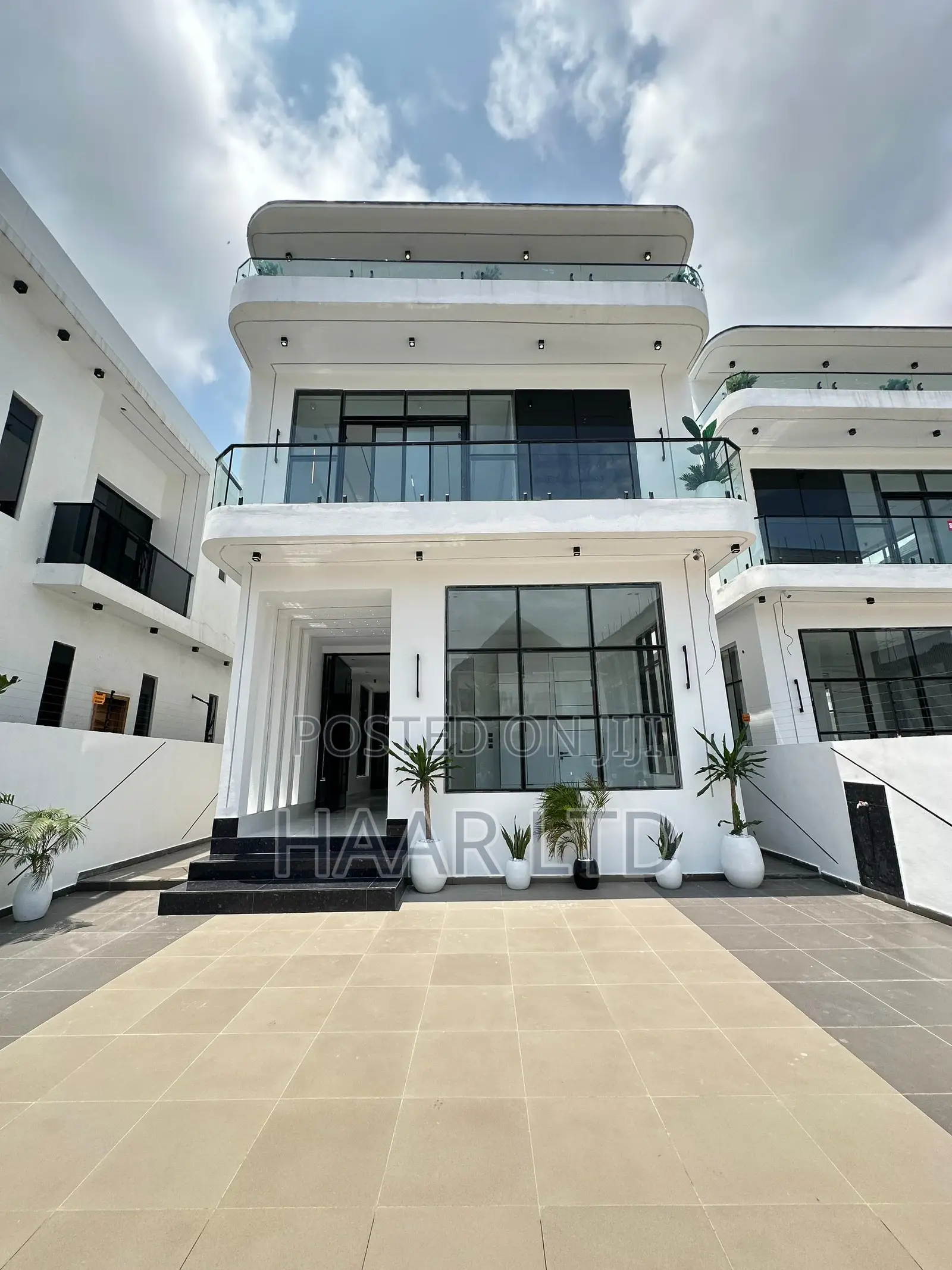 5bdrm Duplex in Lekki Phase 2 for sale in Lekki Phase 2