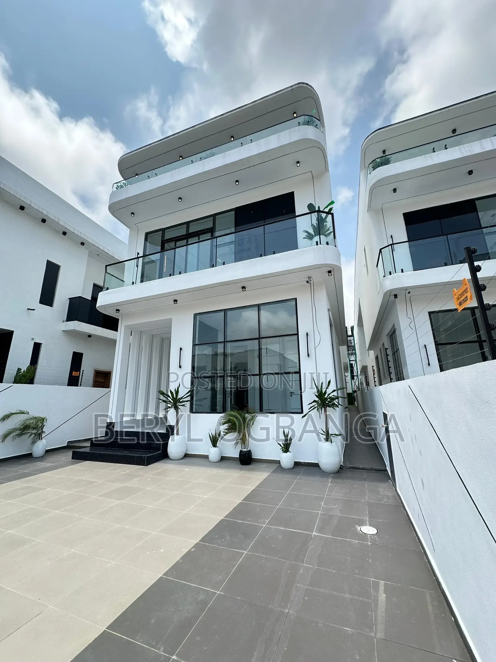 5bdrm Duplex in Lekki Phase 2 for sale in Lekki Phase 2