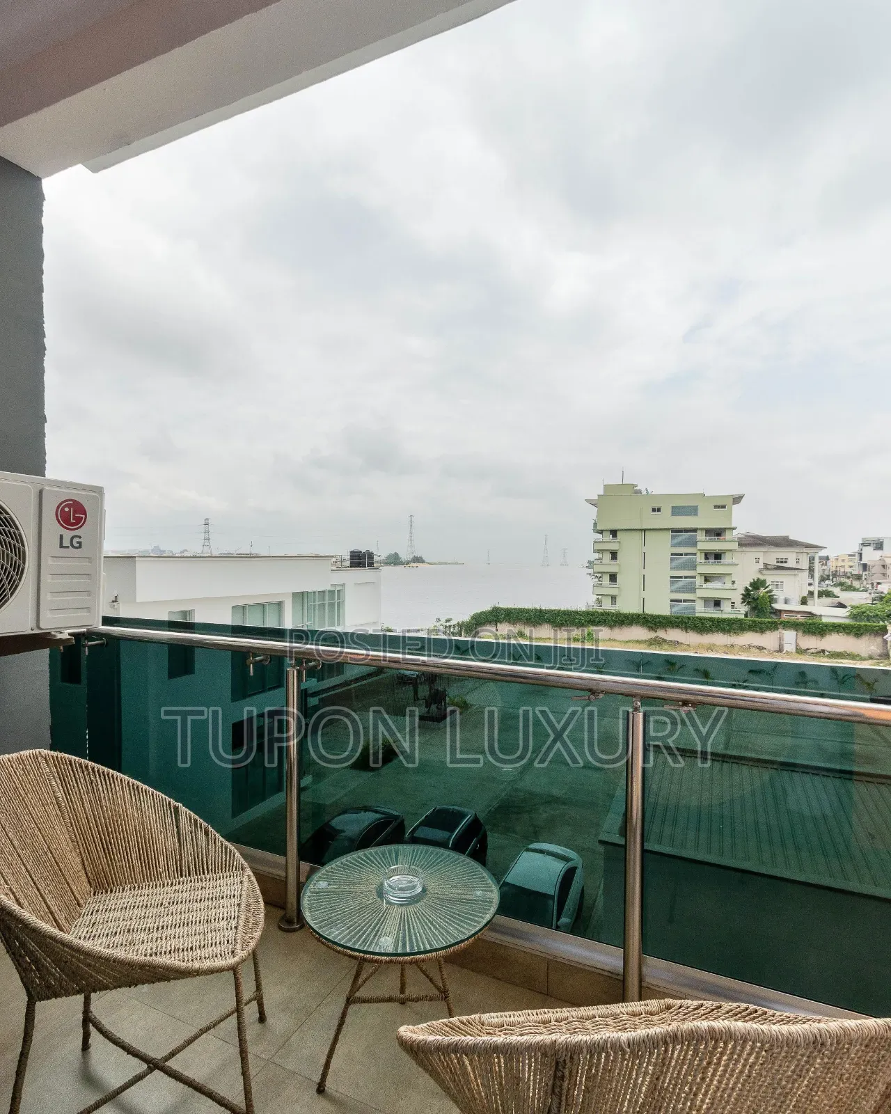 Luxury Waterfront 2bed With Infinity Pool, Cinema, Tennis Court Ps5 in Lekki Phase 1