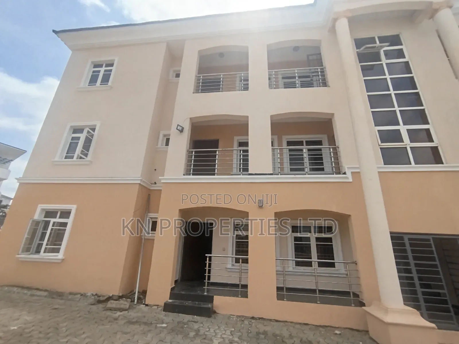 3bdrm Block of Flats in Wuye for rent in Wuye