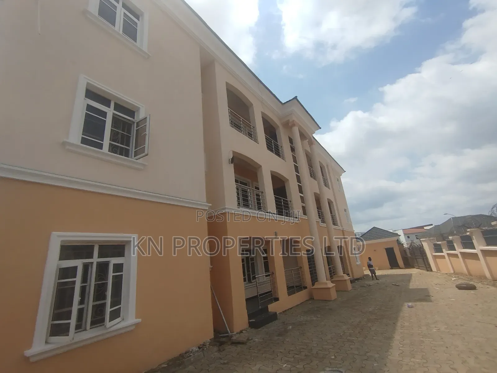 3bdrm Block of Flats in Wuye for rent in Wuye